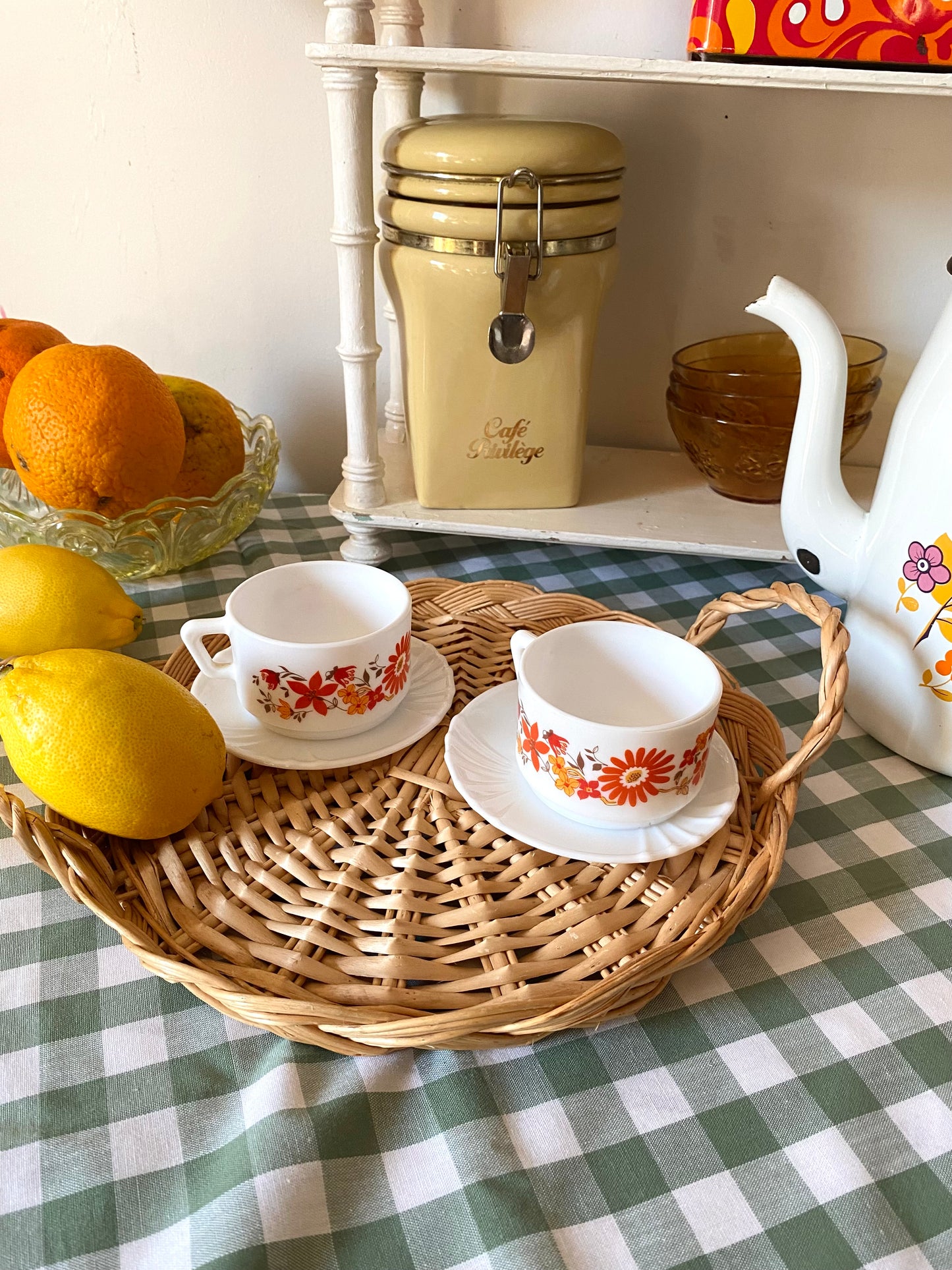 Duo de tasses Arcopal vintage + boîte en métal à motifs rétro