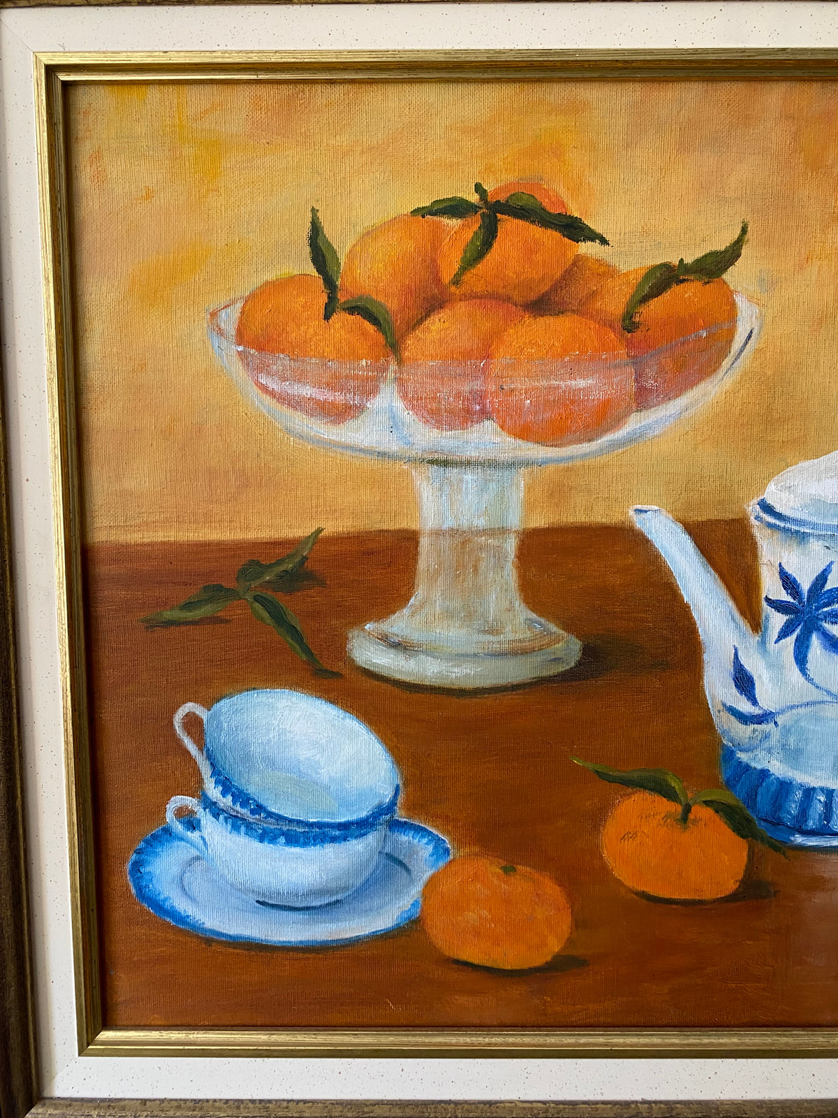 Tableau nature morte aux mandarines et faïence bleue, huile sur toile encadrée