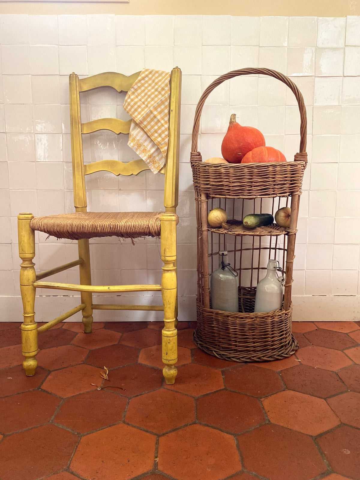 Panier en osier à trois niveaux avec anse haute, vintage