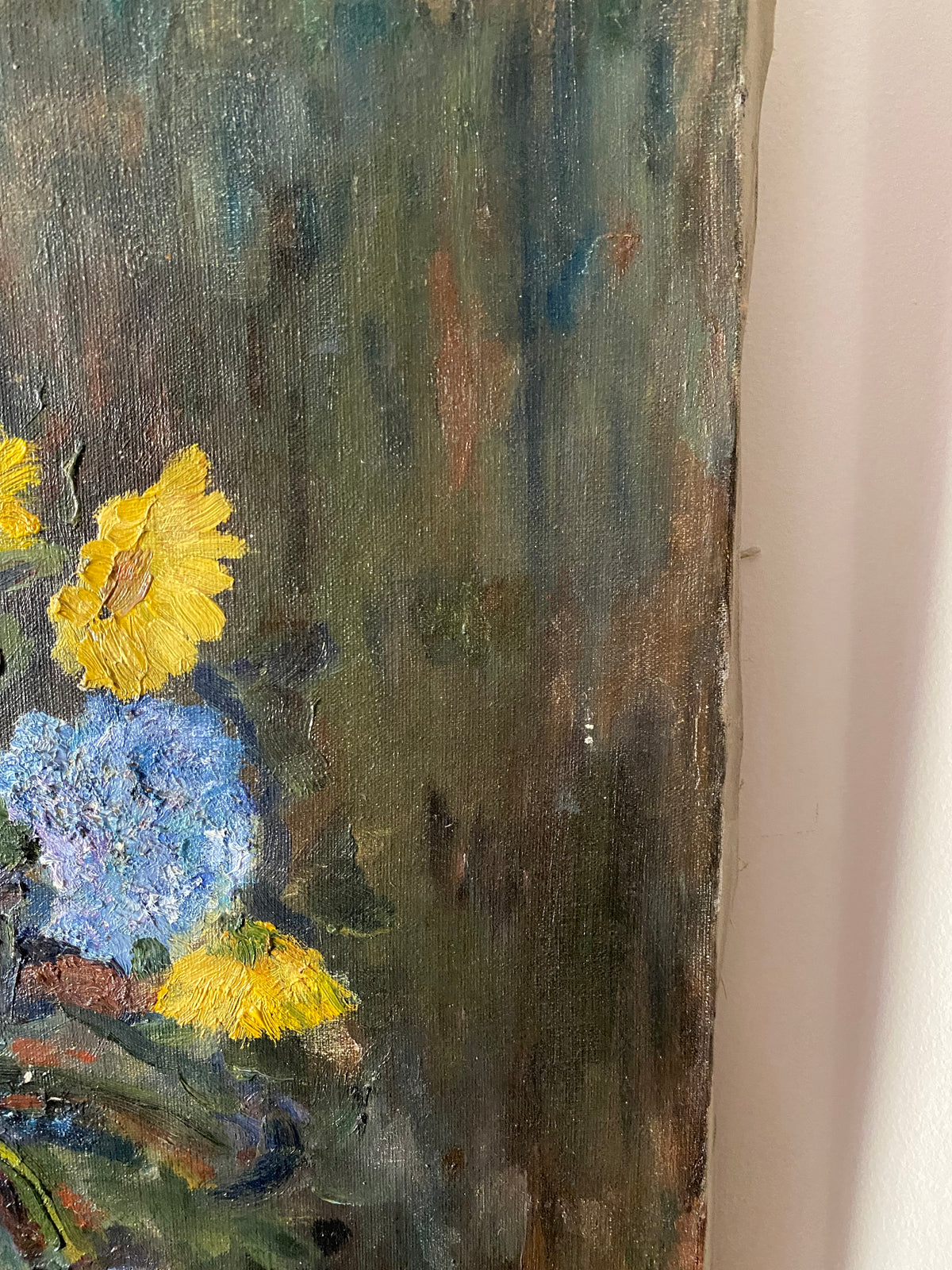 Huile sur toile, bouquet de fleurs jaunes et bleues, milieu XXe