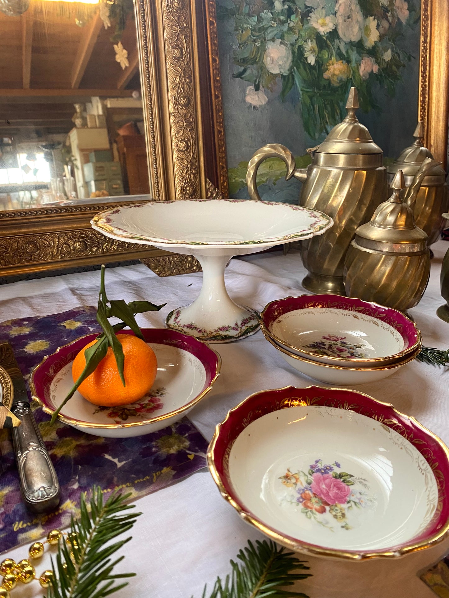 Plat sur pied en faïence ancienne