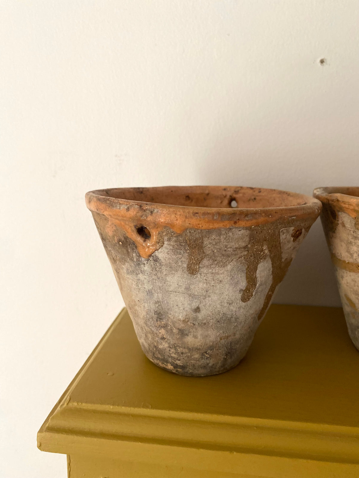 Lot de 5 pots de résinier anciens en terre vernissée
