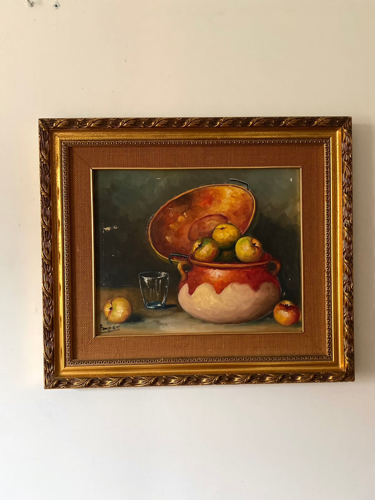 Nature morte aux pommes et chaudron de cuivre, huile sur toile milieu du XXe siècle.
