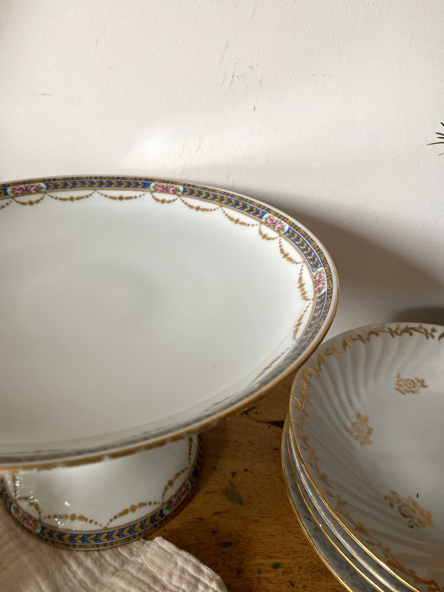 Plat sur pied en faïence ancienne