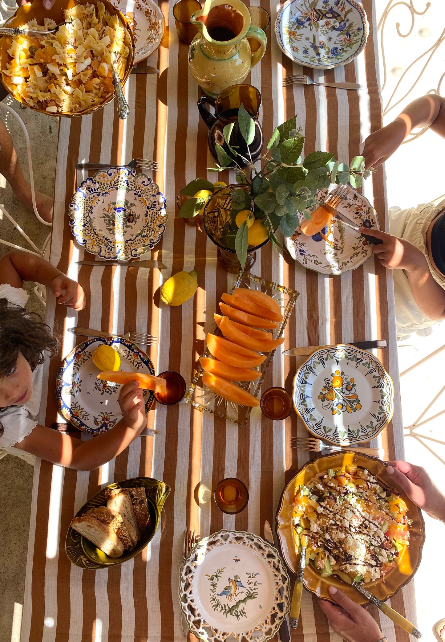 Service dépareillé de 11 assiettes en faïence peinte à la main