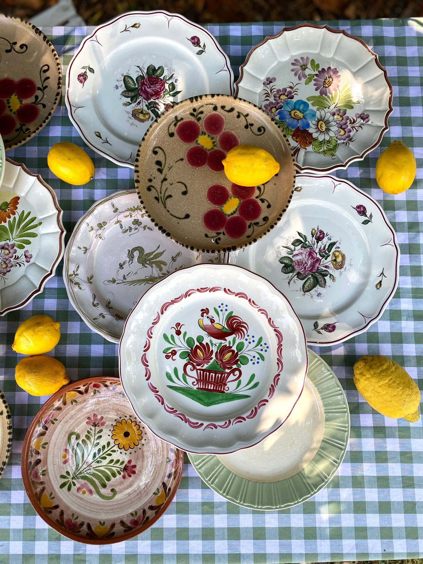 Exceptionnel ensemble de 15 grandes assiettes dépareillées
