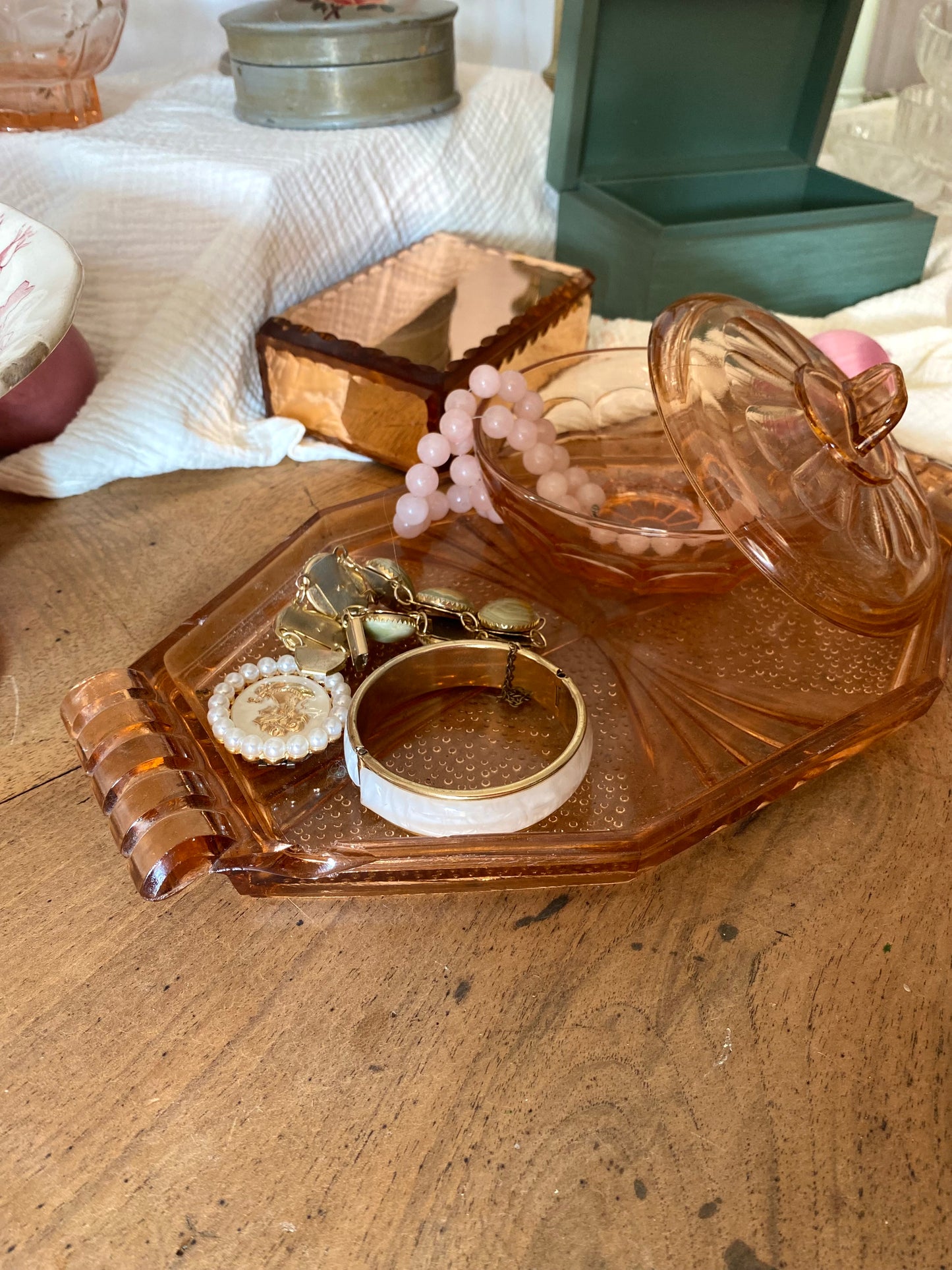 Boîte à poudre en rosaline sur son plateau