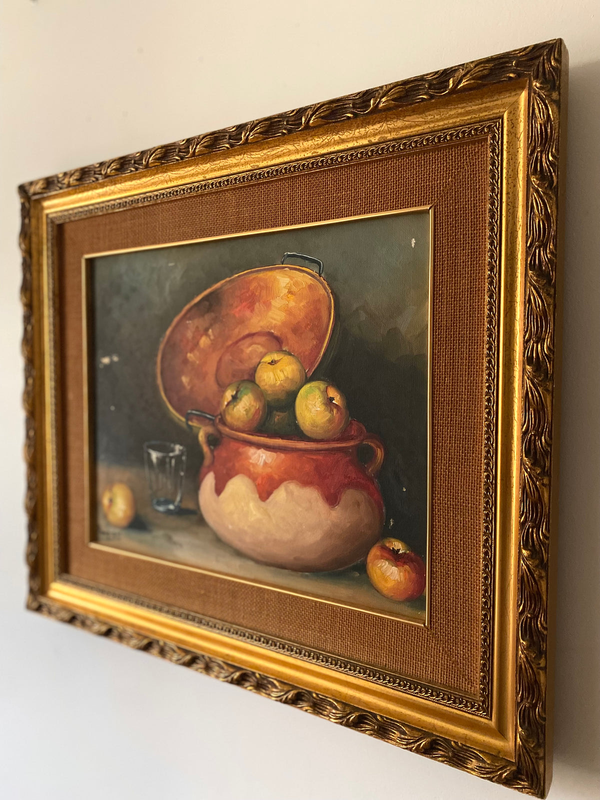 Nature morte aux pommes et chaudron de cuivre, huile sur toile milieu du XXe siècle.