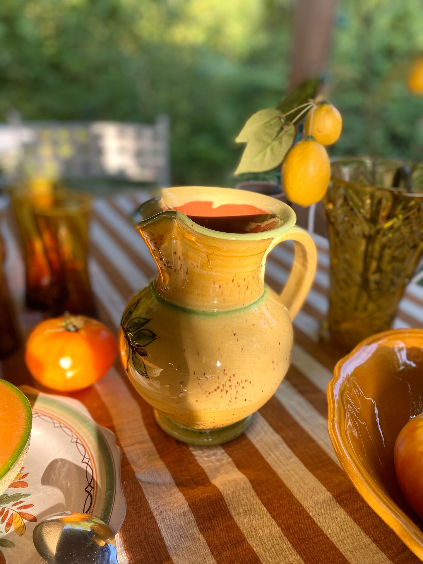 Pichet ancien en faïence jaune, décor peint main