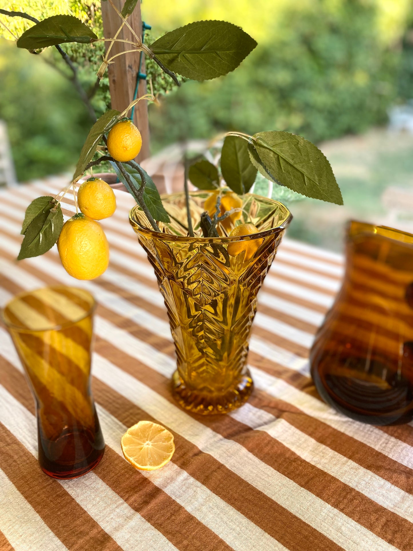Vase en verre pressé ambré, années 70