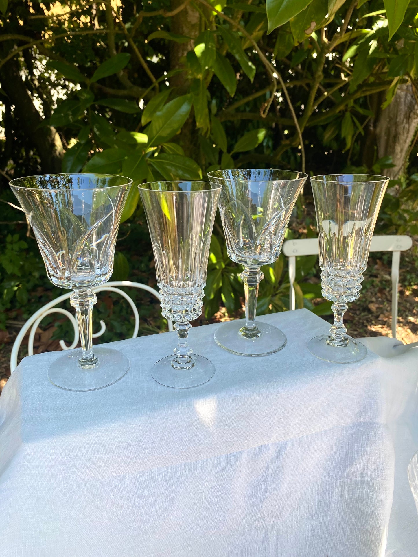Service de 8 grands verres à vin en cristal taillé