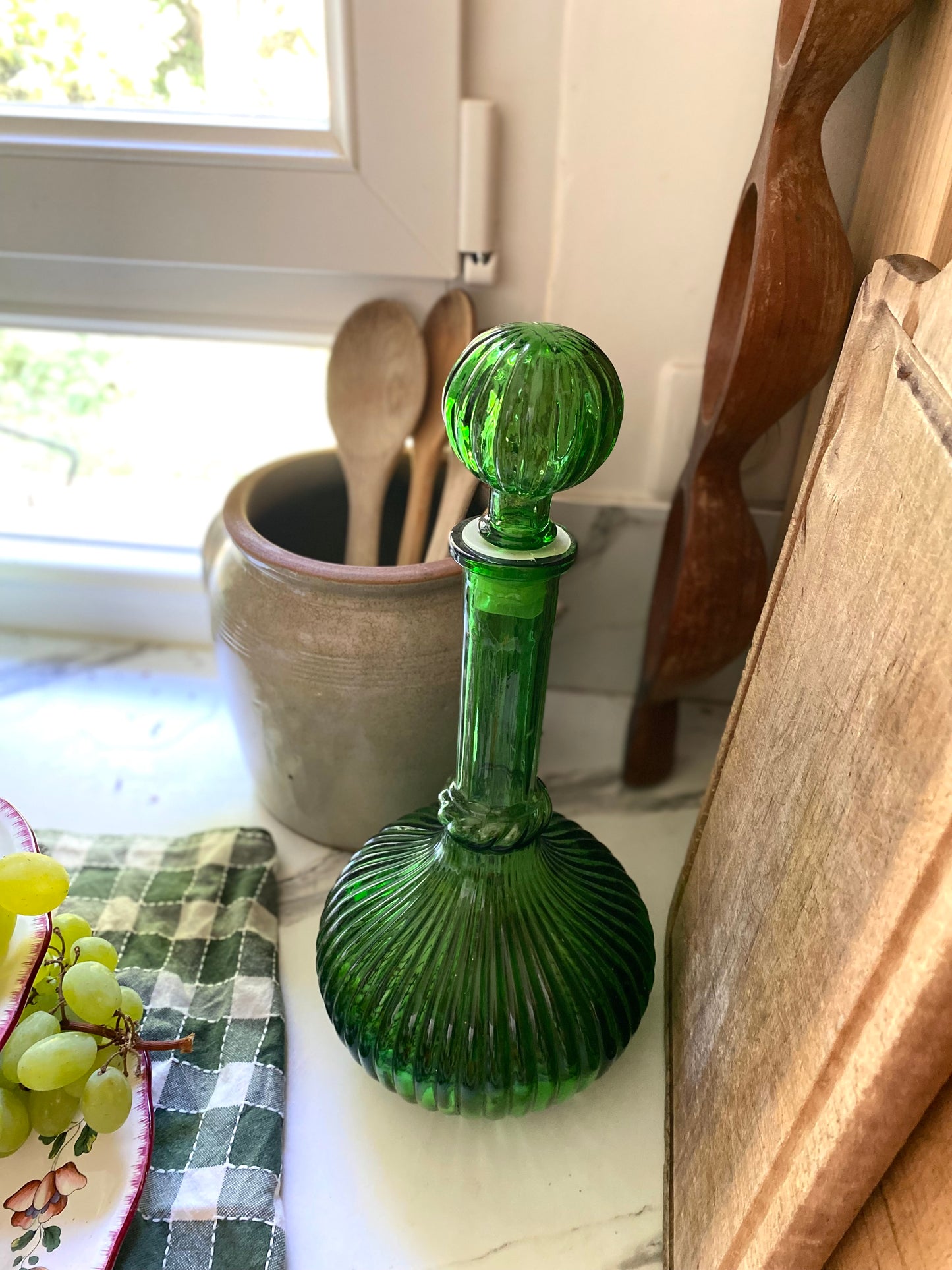 Carafe en verre côtelé vert émeraude, bouchon boule
