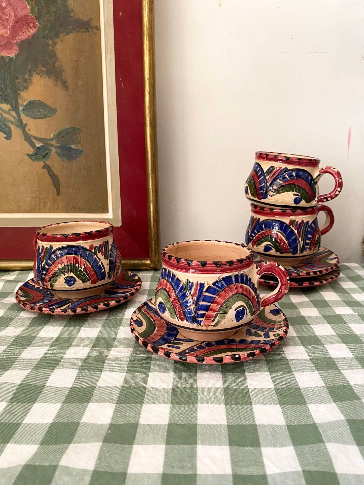 Lot de 4 tasses et sous-tasses en poterie peinte main, décor éventail bleu et rouge