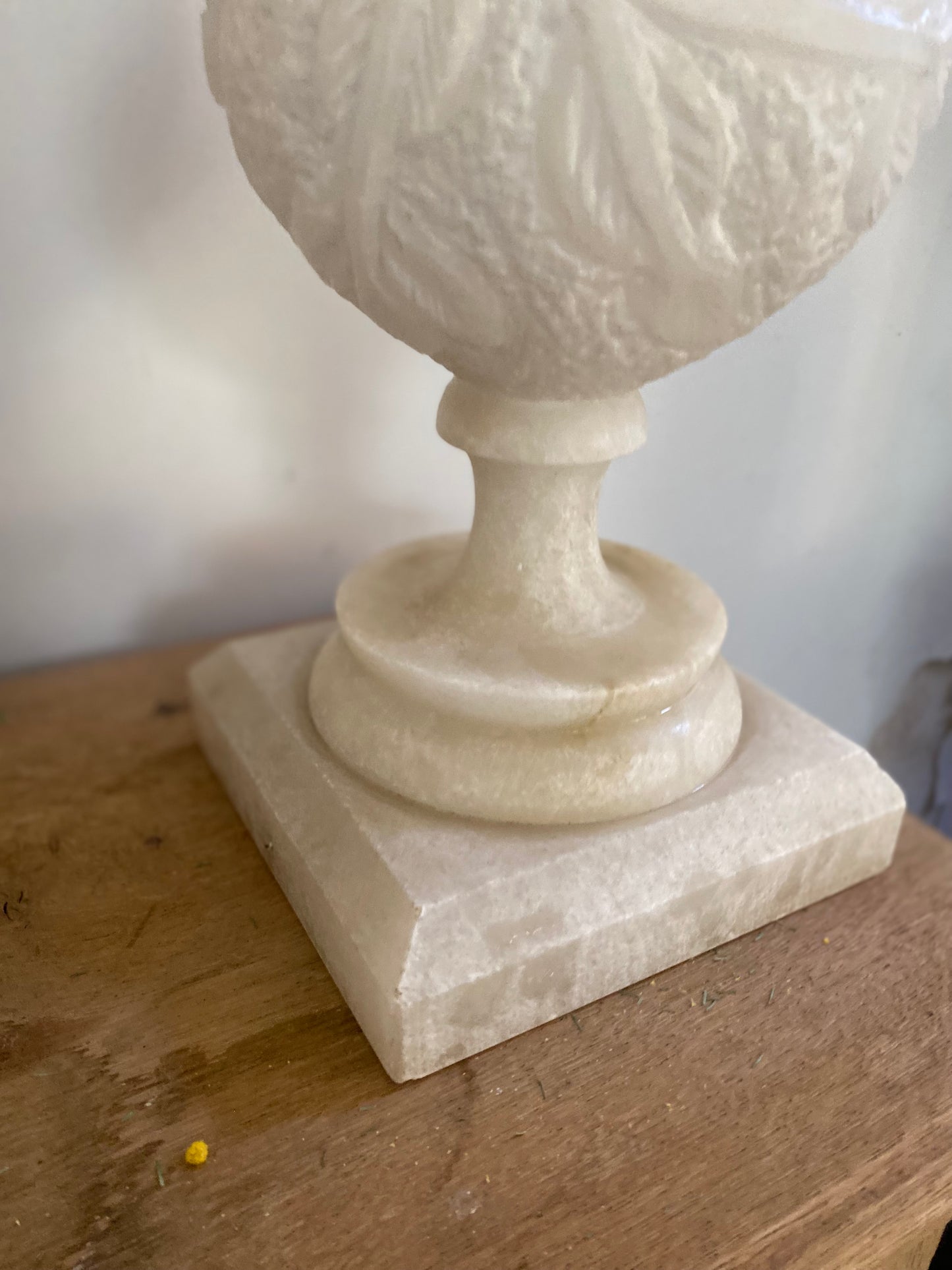 Grande Lampe d'Exception en Albâtre Sculpté - Style Néoclassique 1950