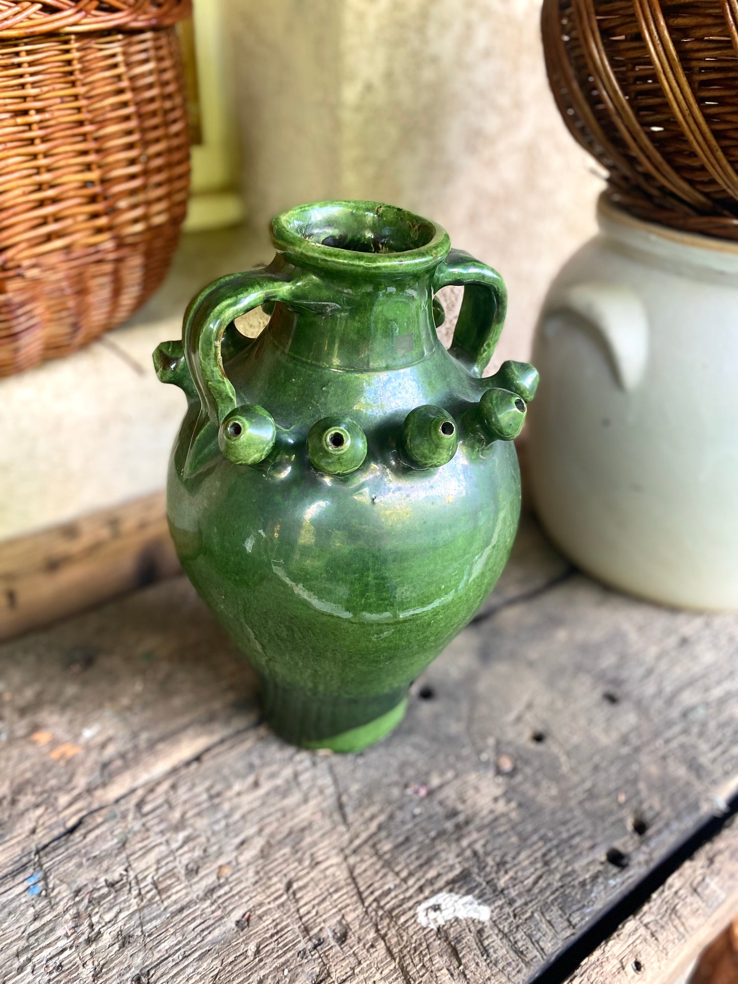 Cruche à picots en terre cuite émaillée verte