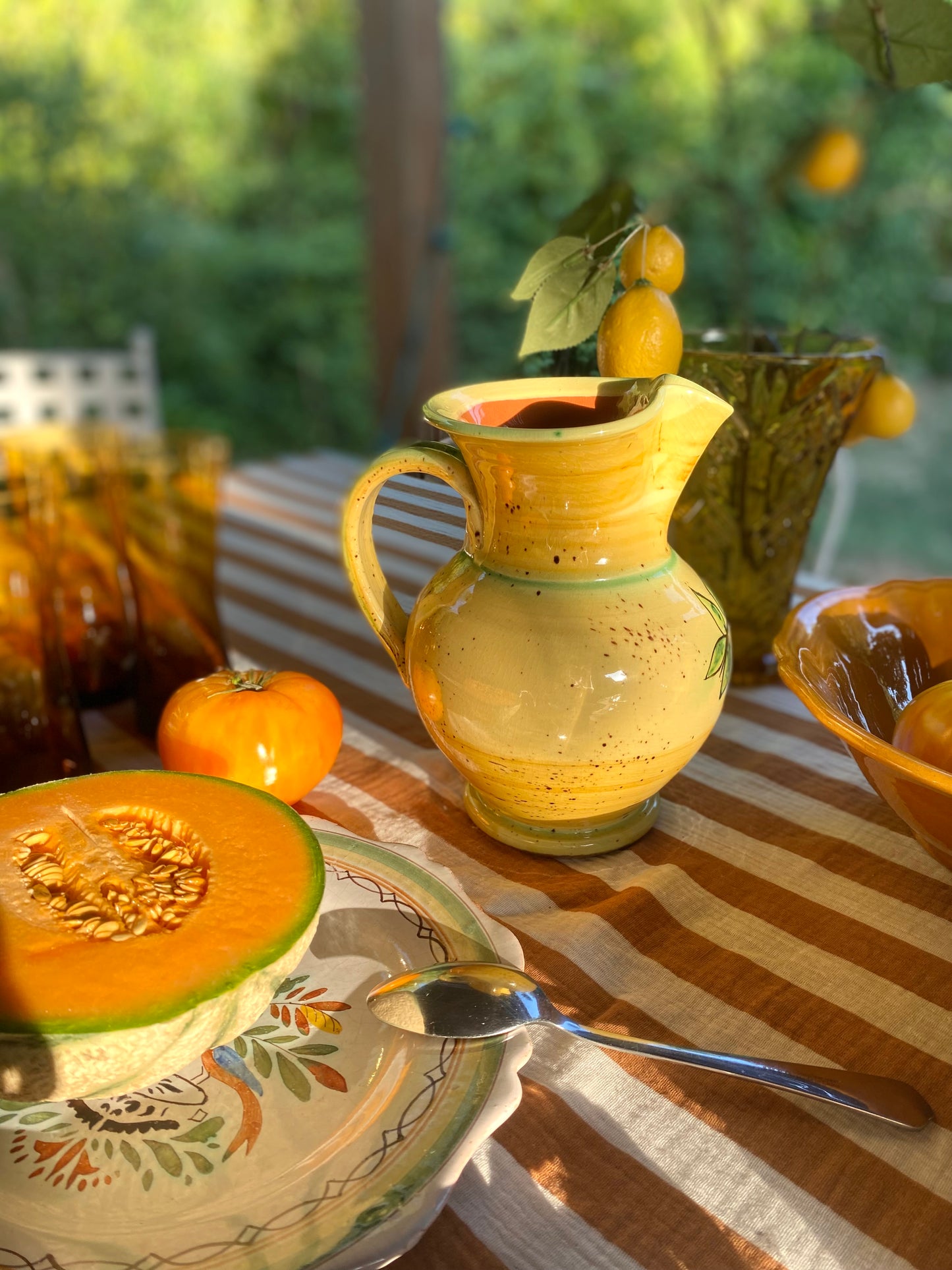 Pichet ancien en faïence jaune, décor peint main