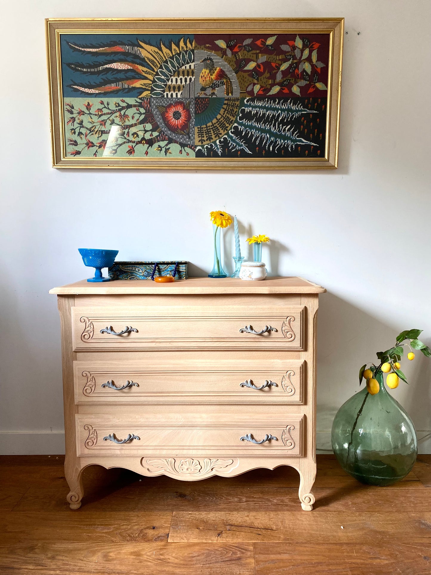 Commode de style à trois tiroirs en bois ancien rénové