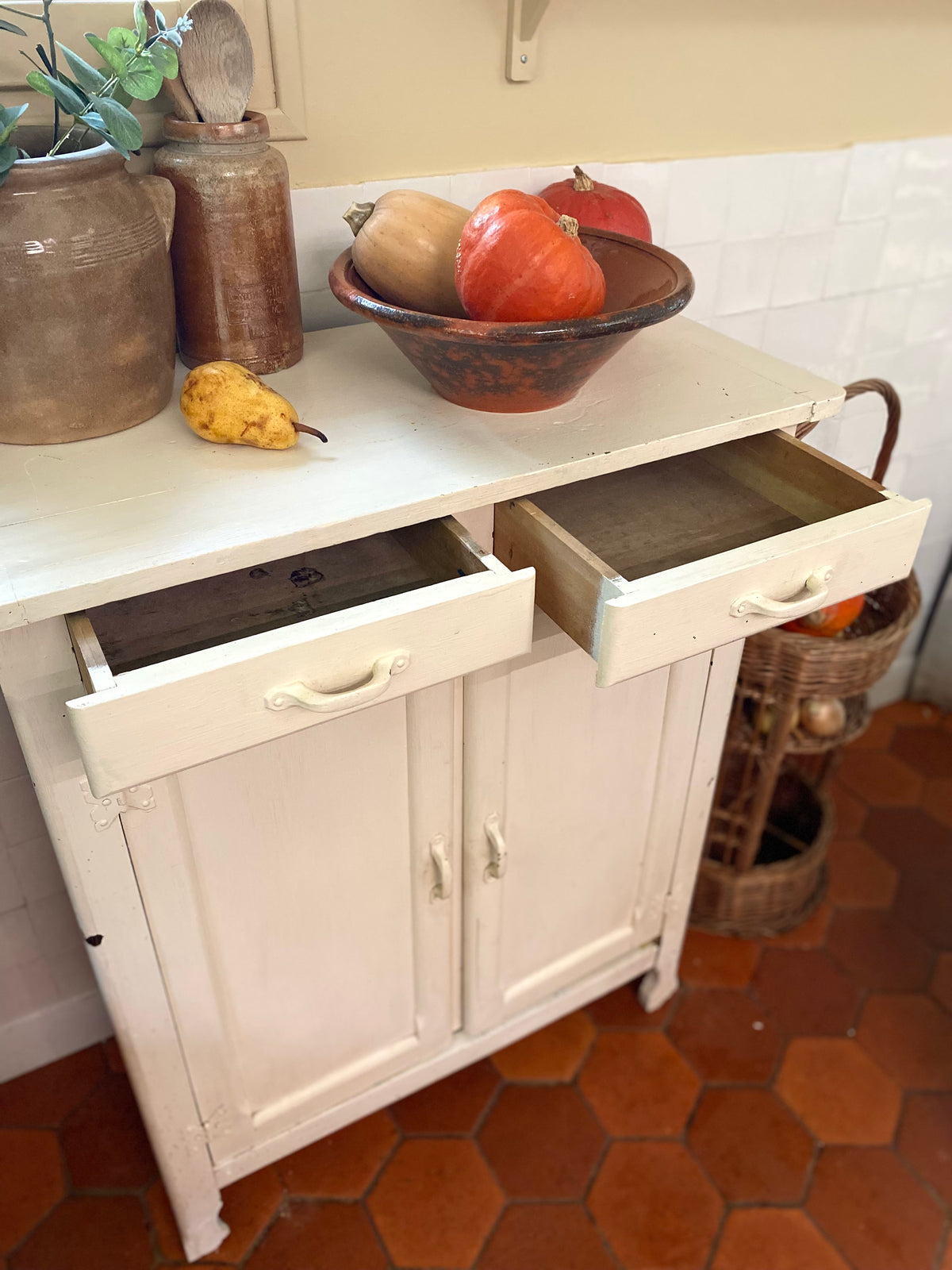 Petit buffet bas crème deux portes et deux tiroirs, début XXe