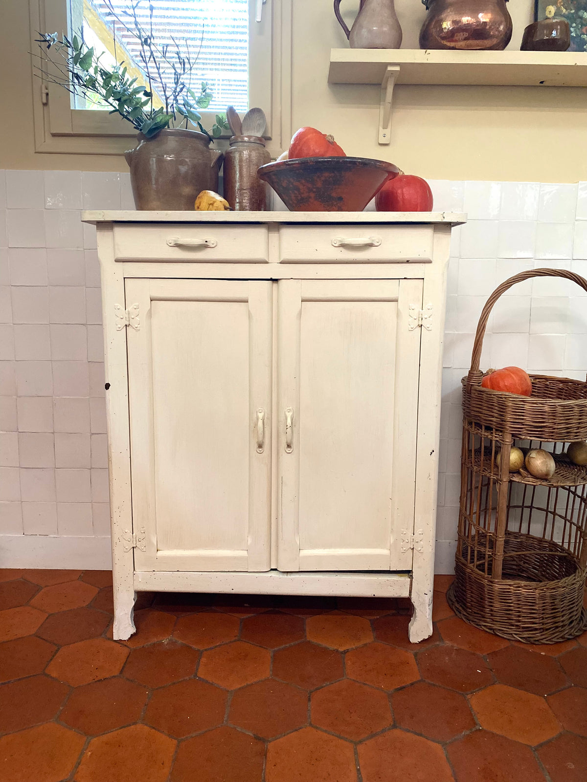Petit buffet bas crème deux portes et deux tiroirs, début XXe