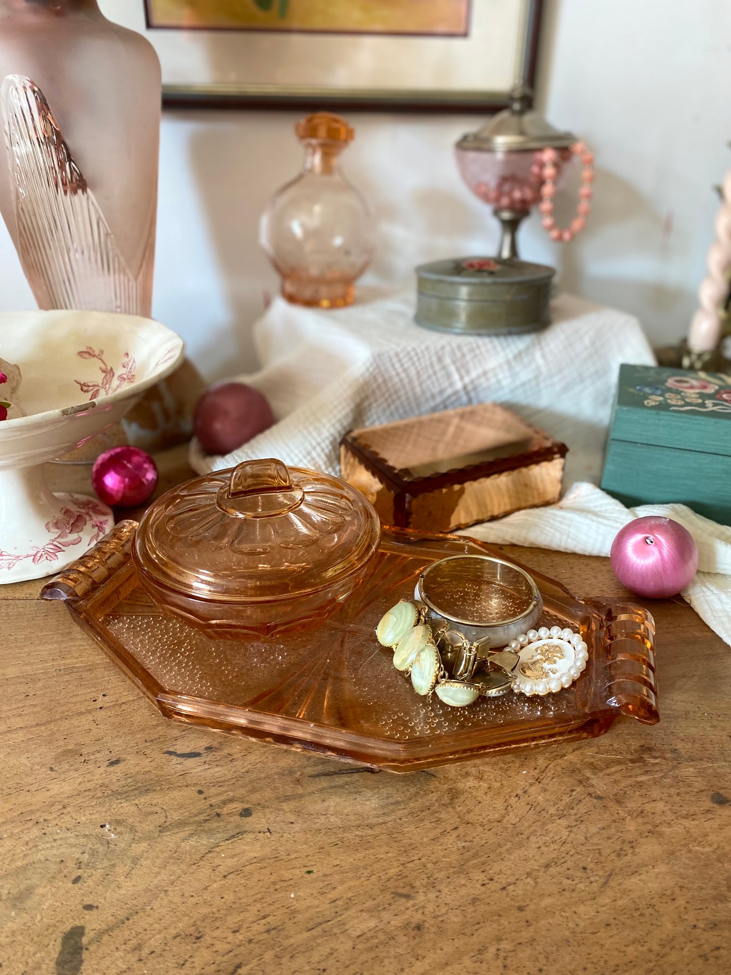 Boîte à poudre en rosaline sur son plateau
