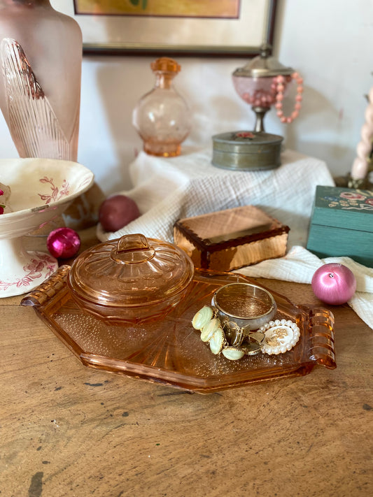 Boîte à poudre en rosaline sur son plateau