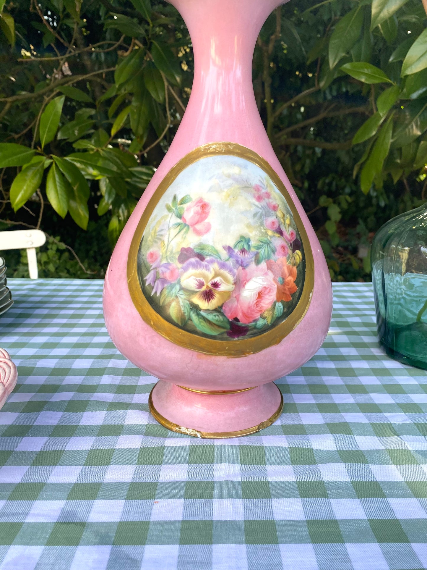 Vase balustre en porcelaine à fond rose, médaillon floral peint XIXe siècle.