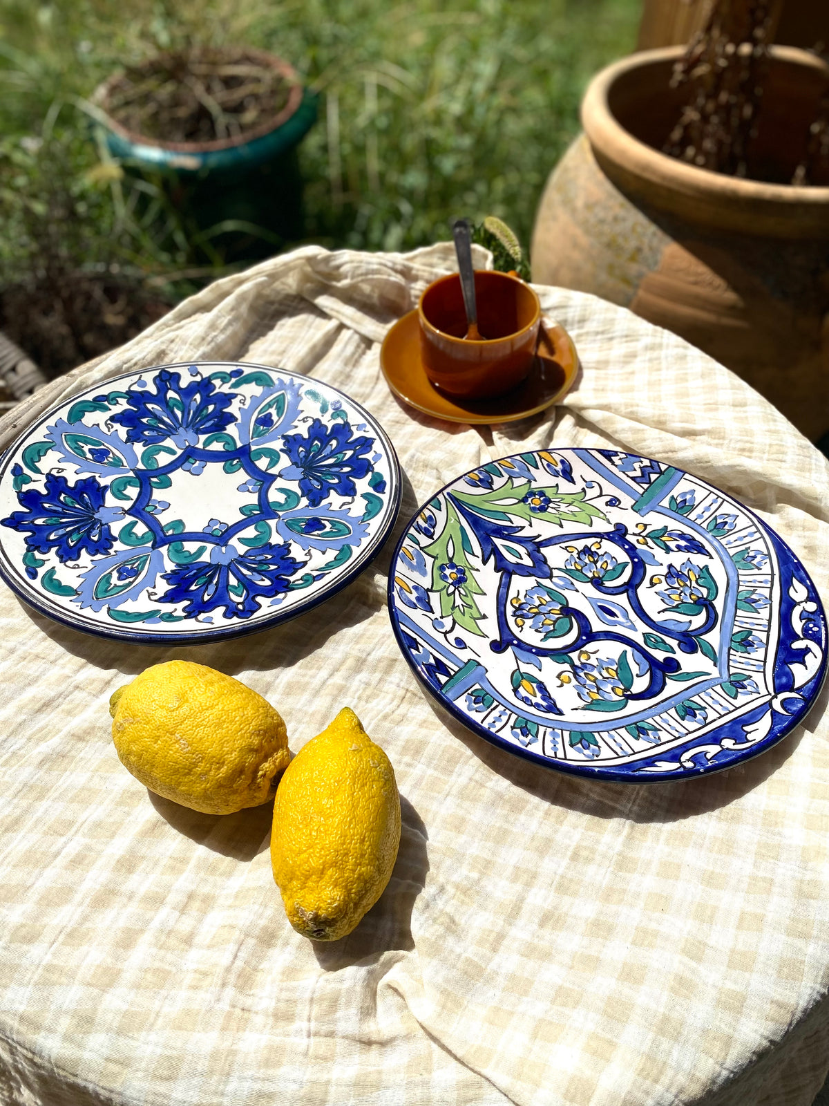 Duo d'assiettes décoratives en céramique peinte à la main — 26 et 27 cm