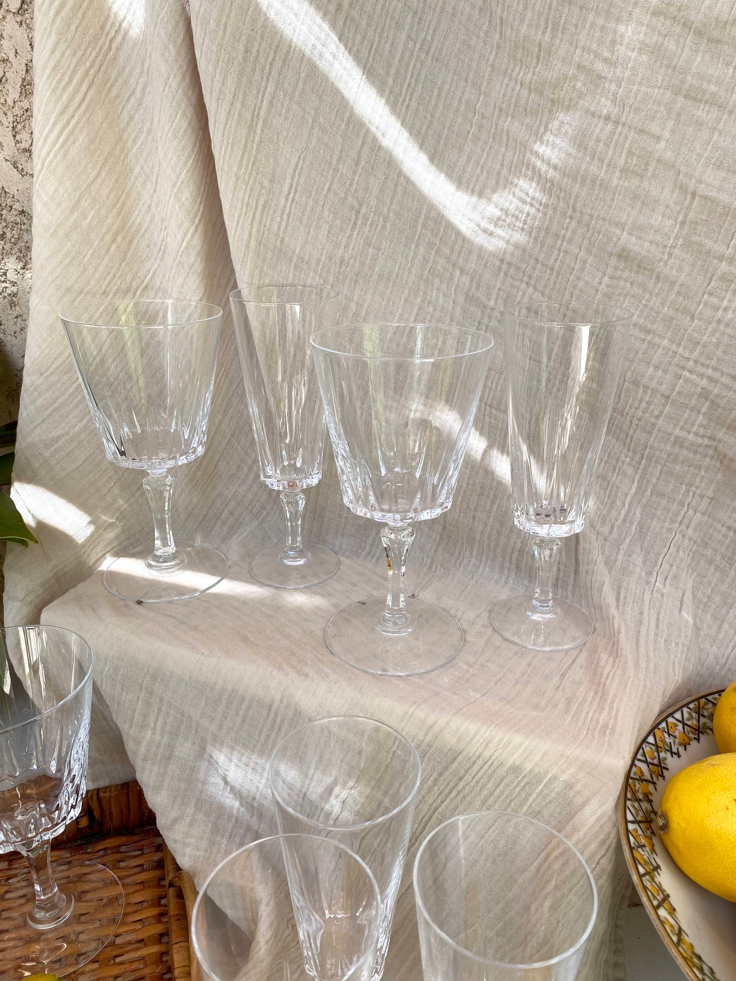 Service de 12 verres en cristal taillé à pans, 6 flûtes et 6 verres, années 60-70