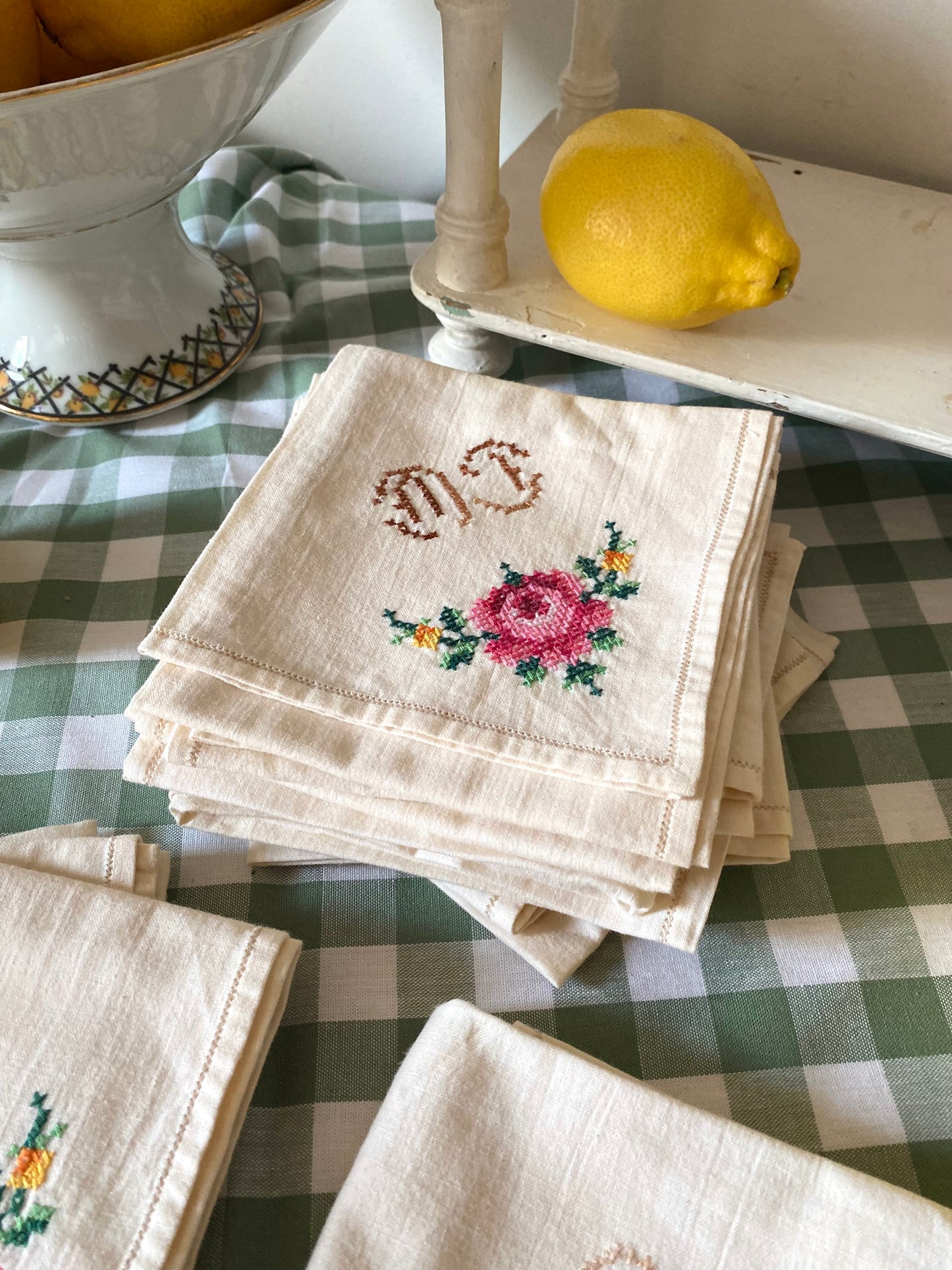 Douze serviettes anciennes brodées, monogramme fleuri