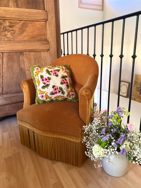 Coussin vintage en point de croix à motif floral  1970