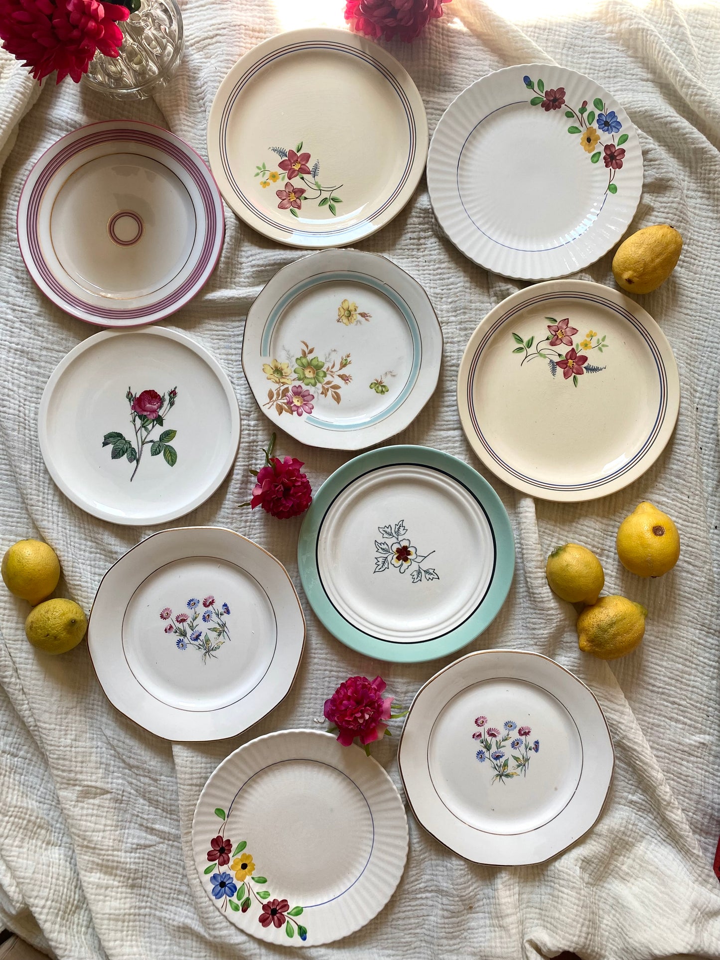 Assiettes à dessert anciennes dépareillées