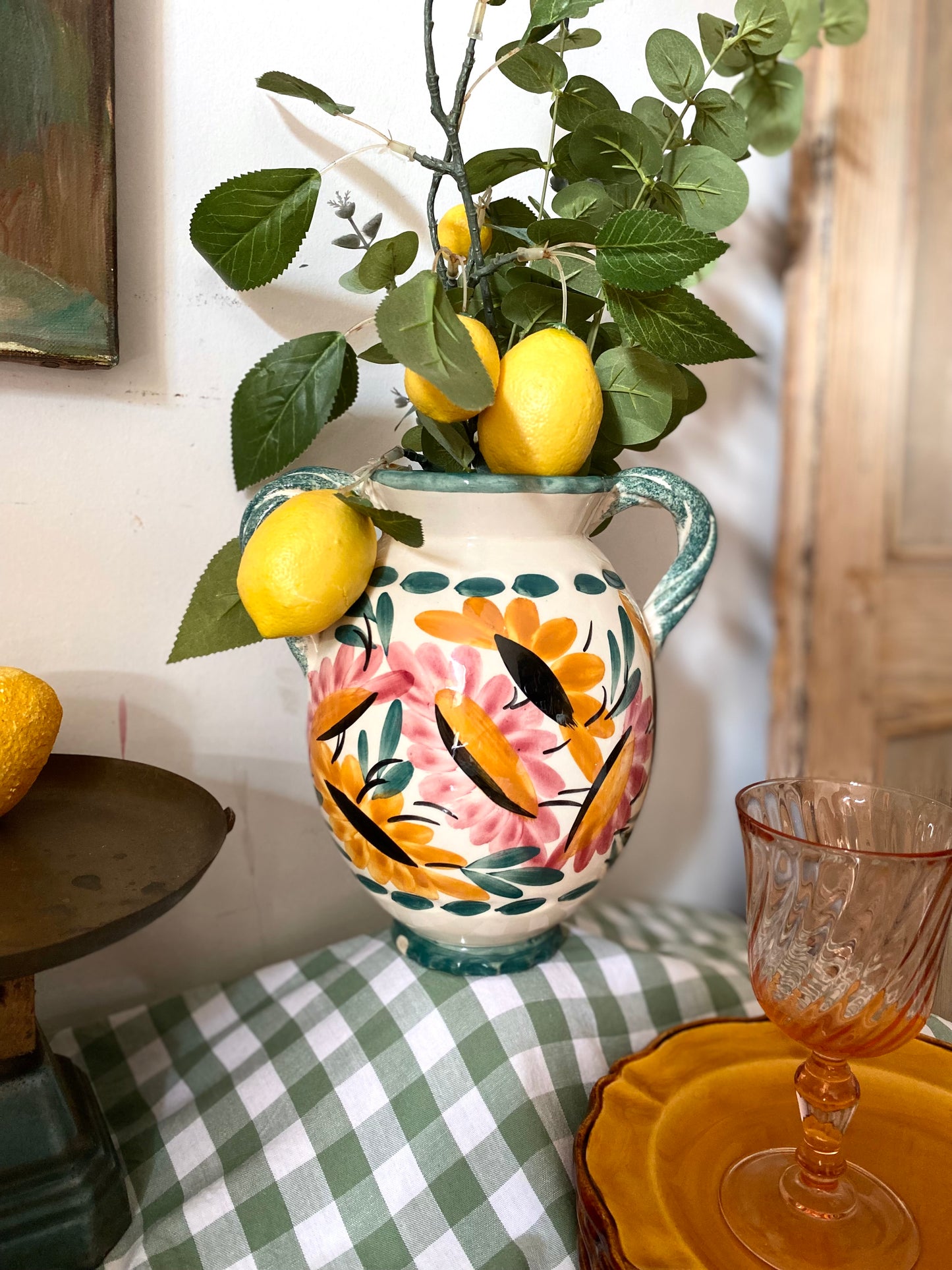 Vase à deux anses en céramique peinte, décor floral