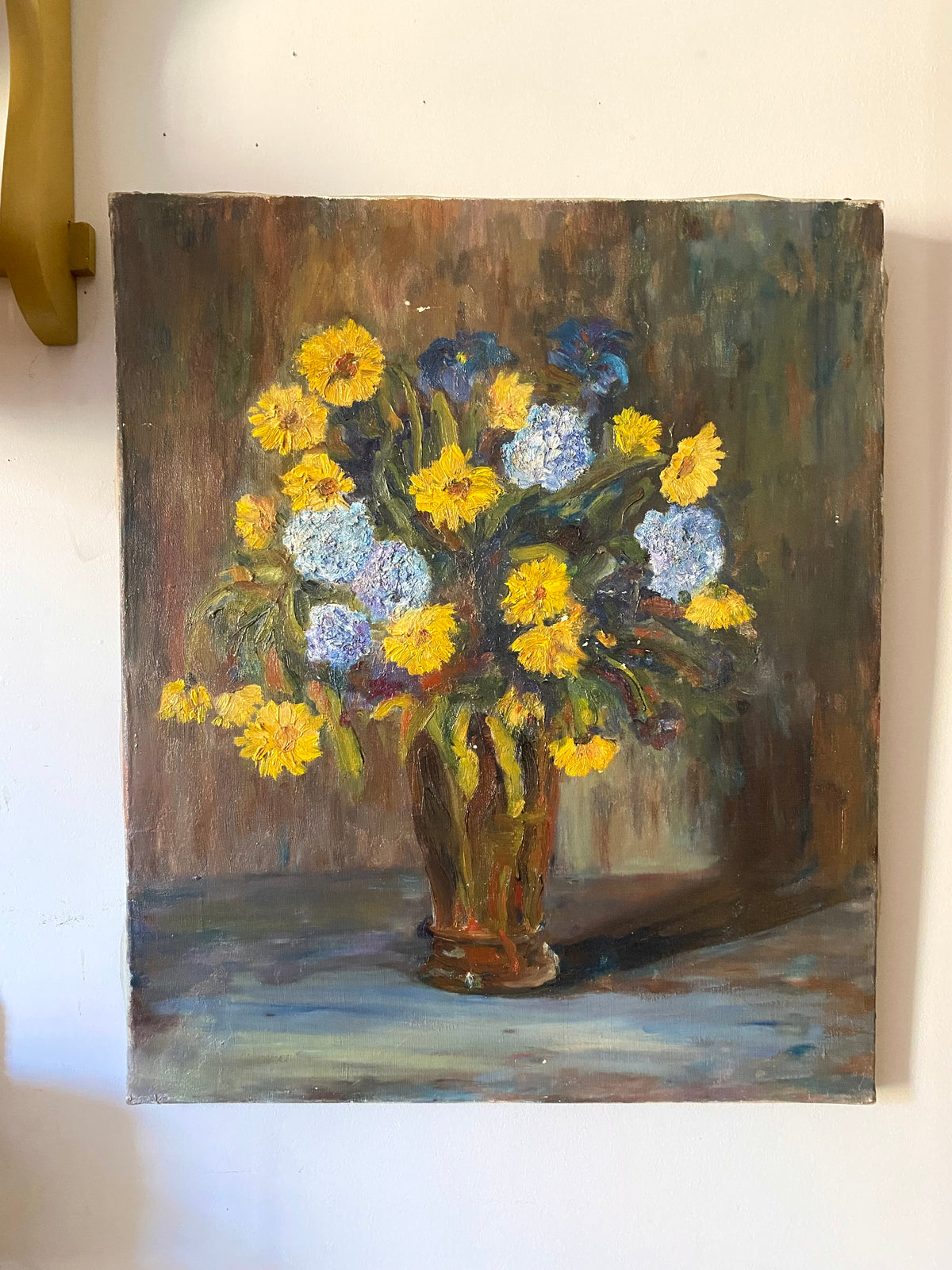 Huile sur toile, bouquet de fleurs jaunes et bleues, milieu XXe