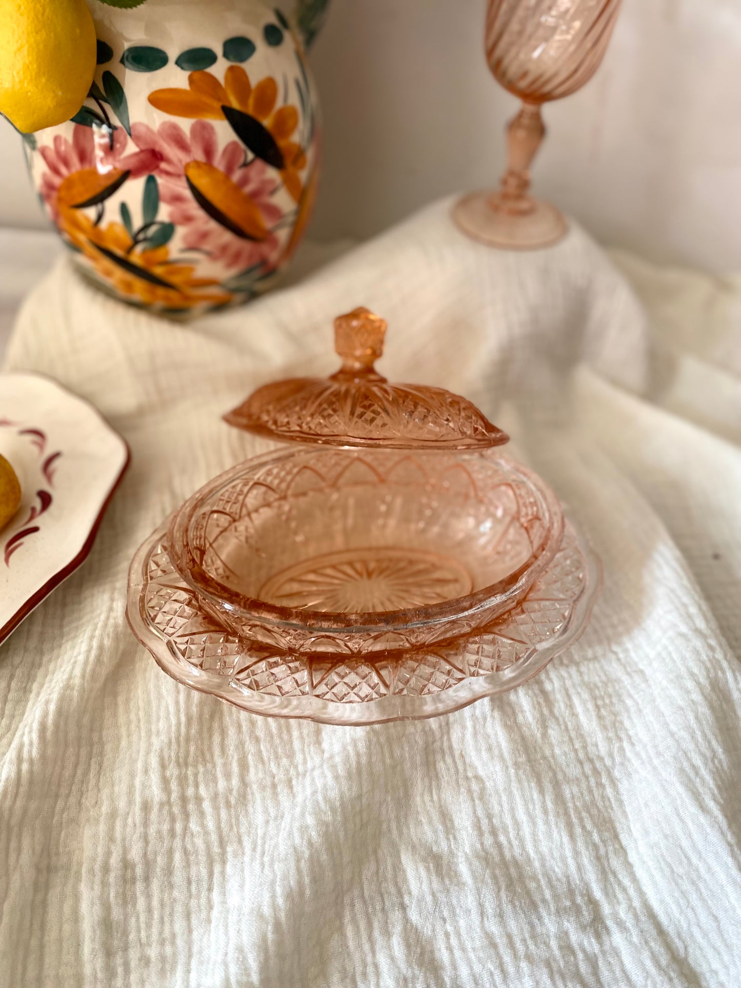 Beurrier ancien en verre pressé rose