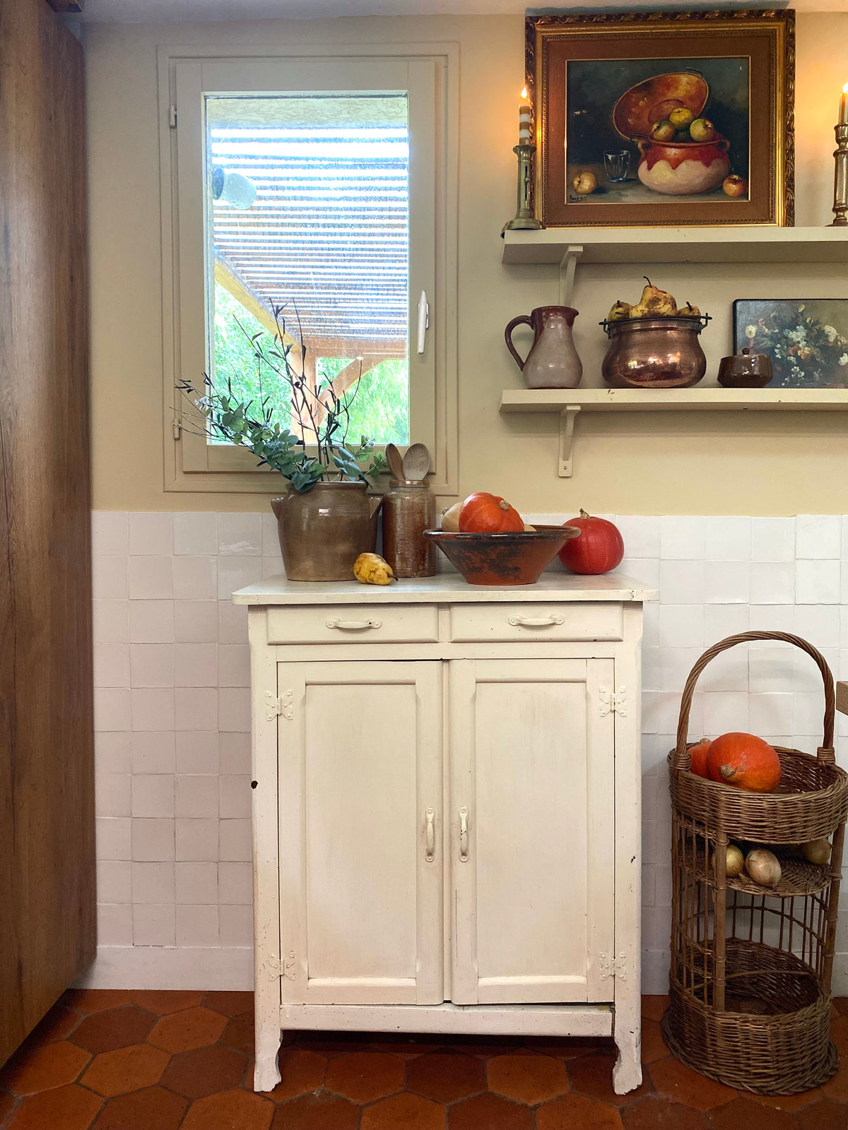 Petit buffet bas crème deux portes et deux tiroirs, début XXe