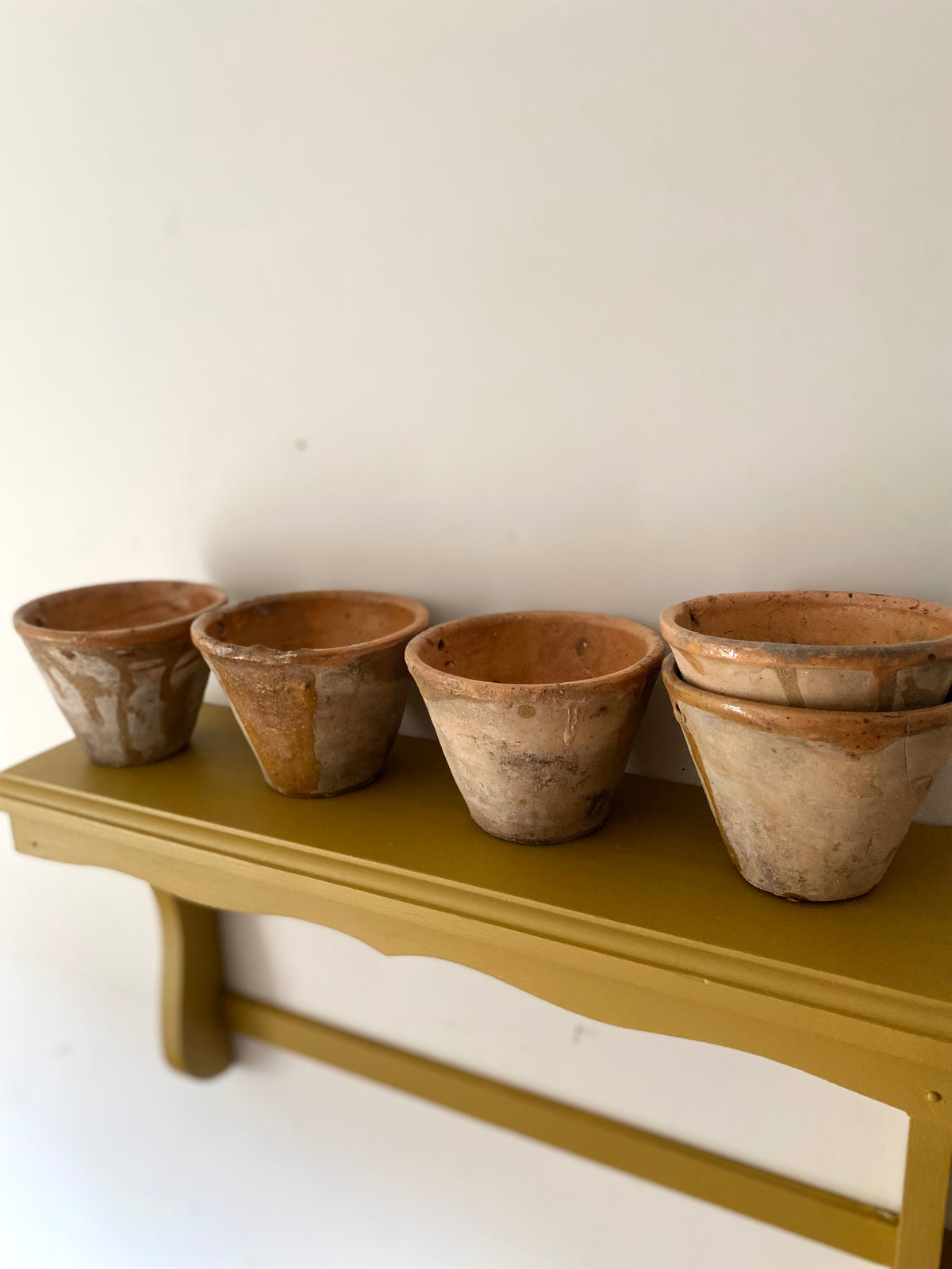 Lot de 5 pots de résinier anciens en terre vernissée