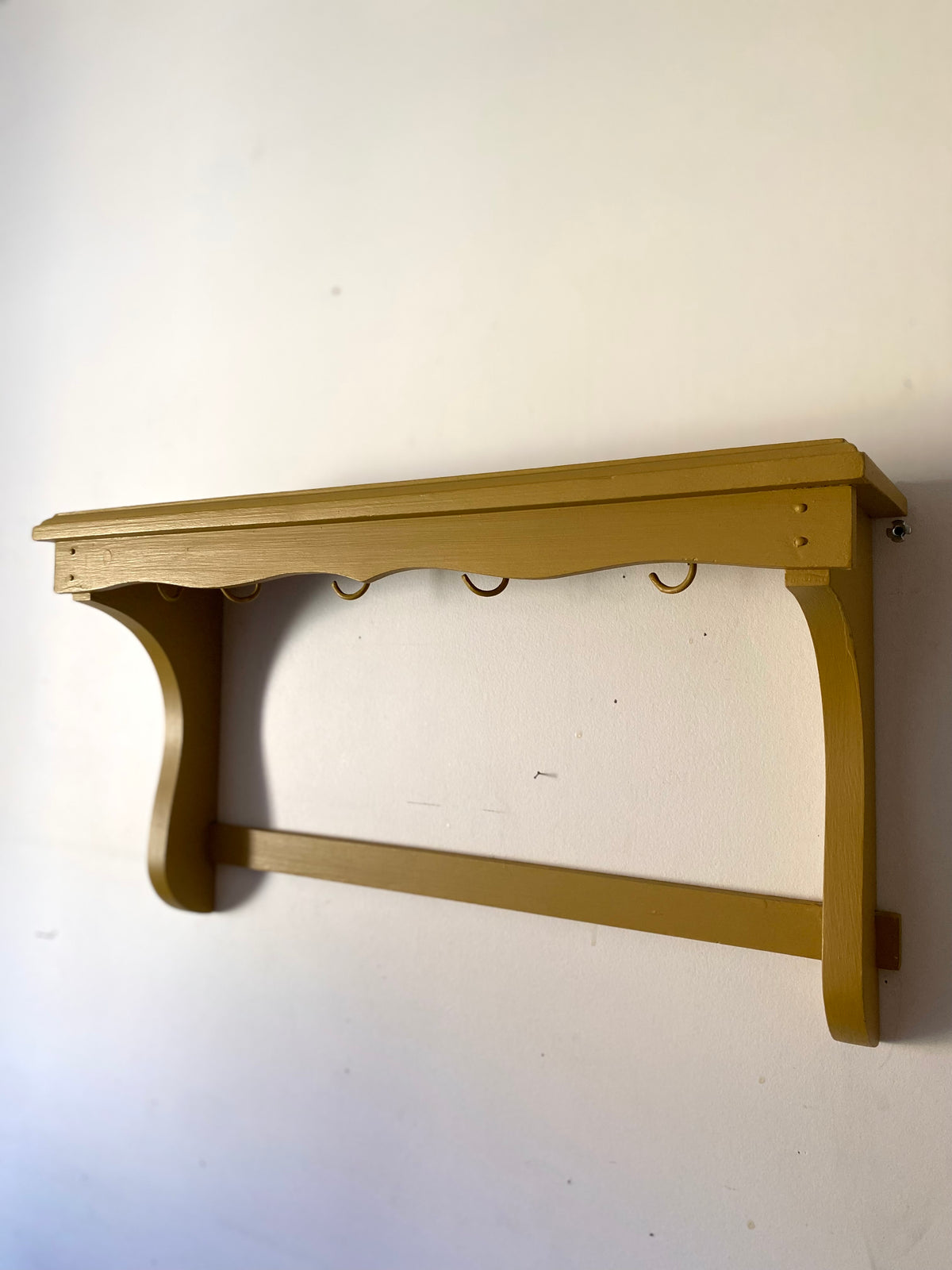 Étagère murale rustique, bois peint ocre moutarde