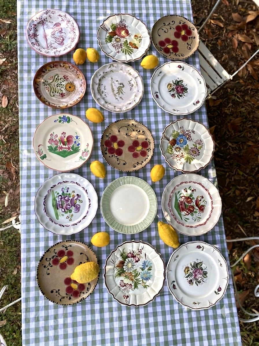 Exceptionnel ensemble de 15 grandes assiettes dépareillées