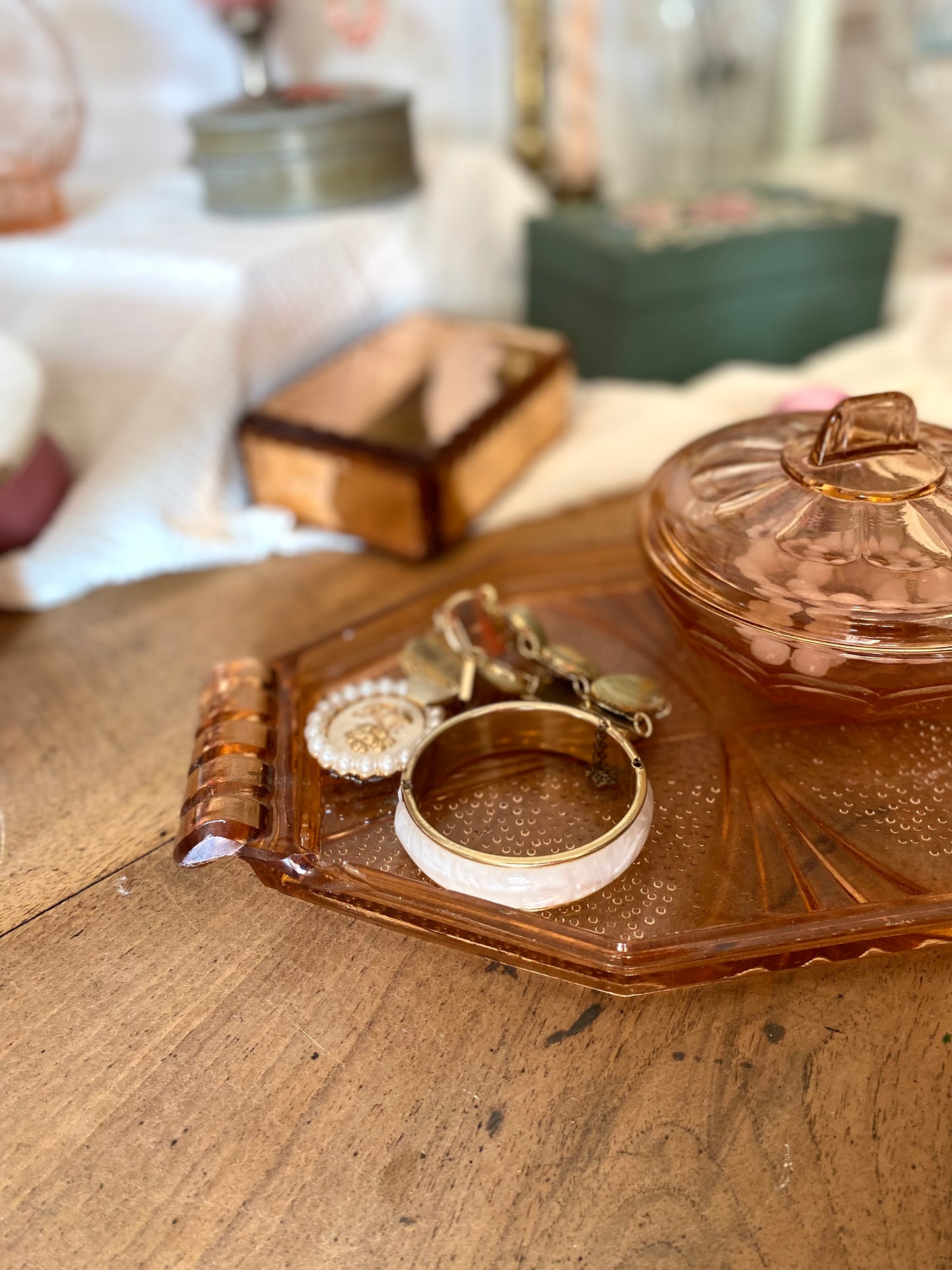 Boîte à poudre en rosaline sur son plateau