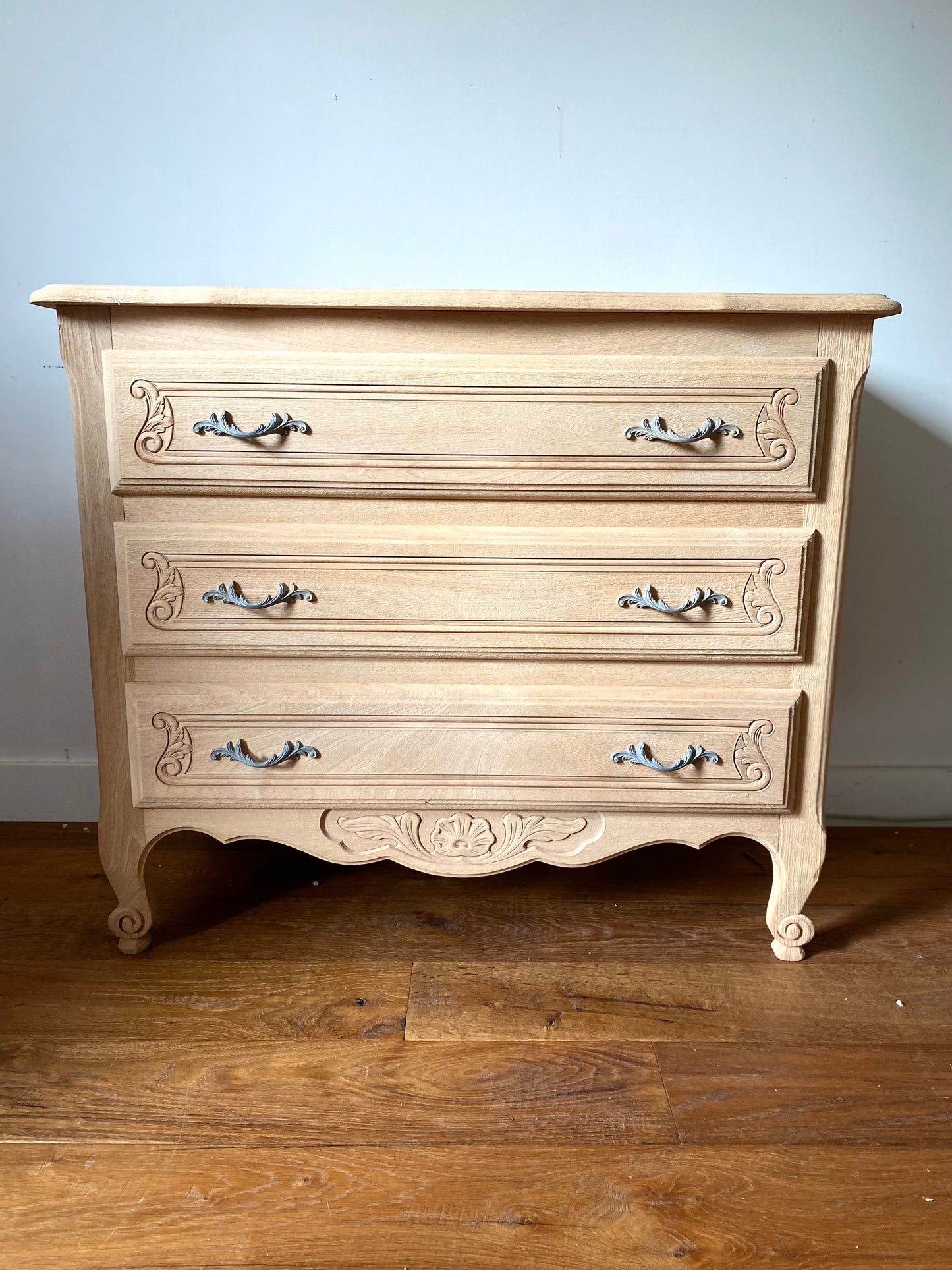 Commode de style à trois tiroirs en bois ancien rénové