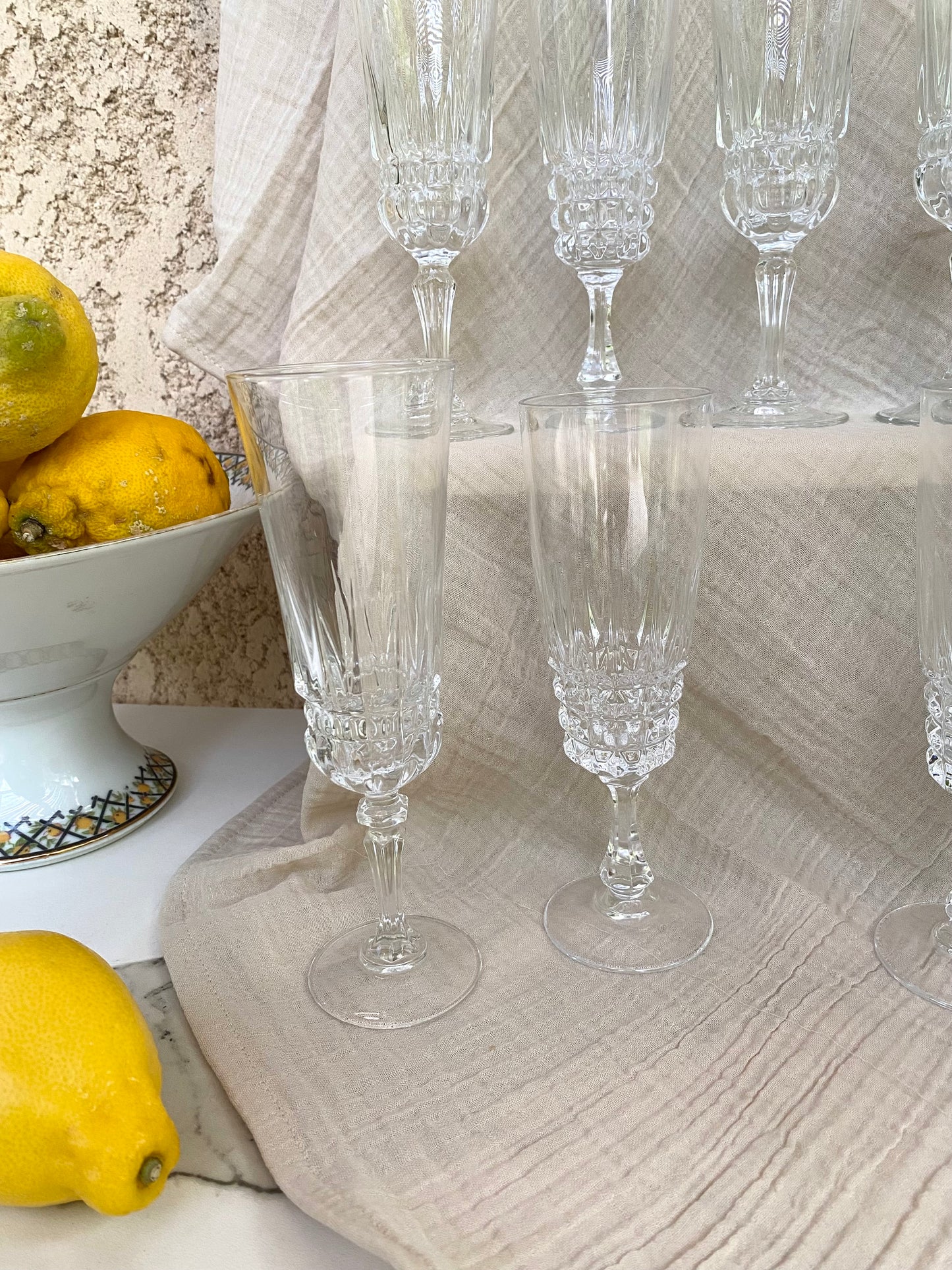 Service de 9 flûtes à champagne dépareillées, verre et cristal taillé