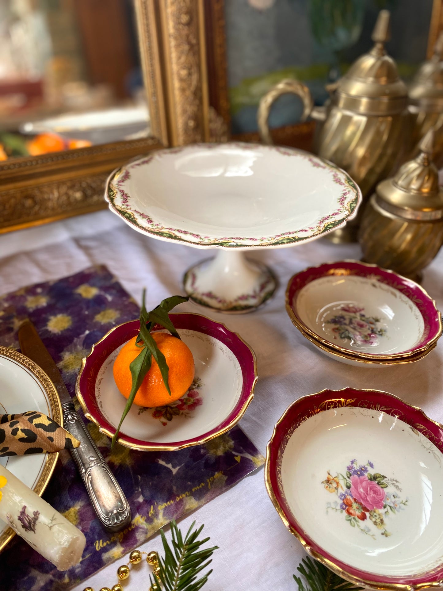 Plat sur pied en faïence ancienne