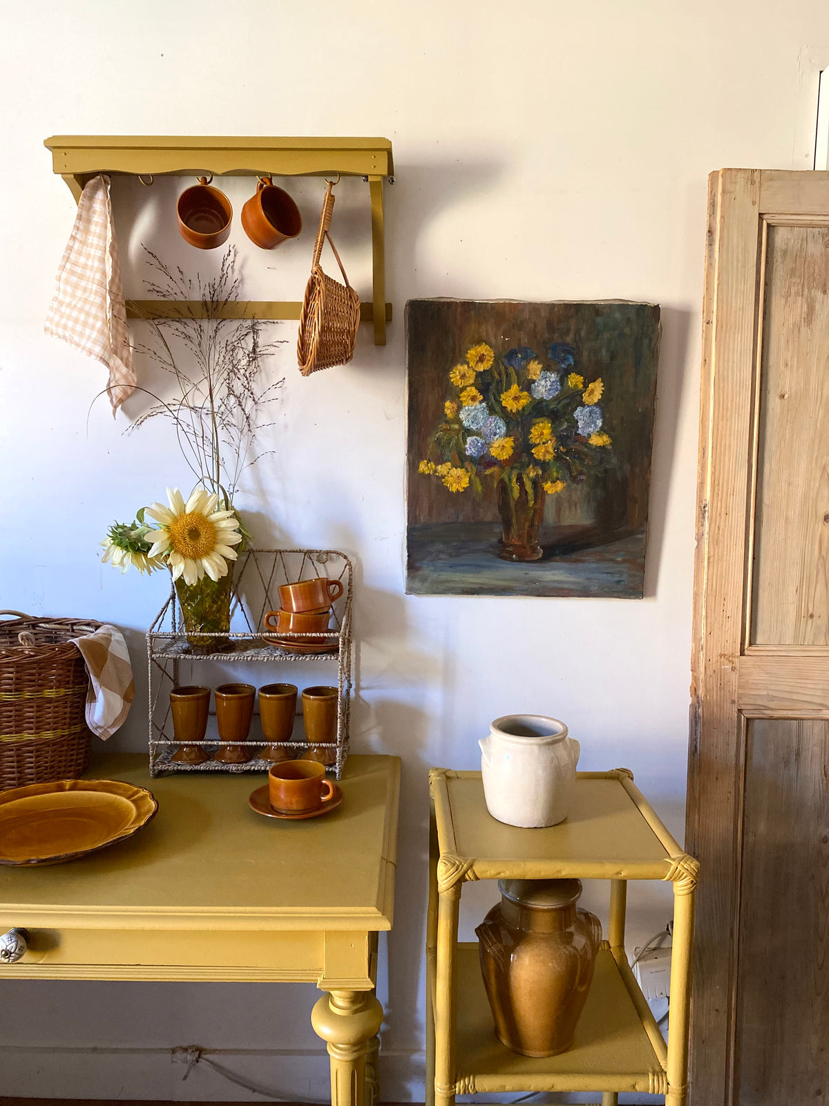 Huile sur toile, bouquet de fleurs jaunes et bleues, milieu XXe