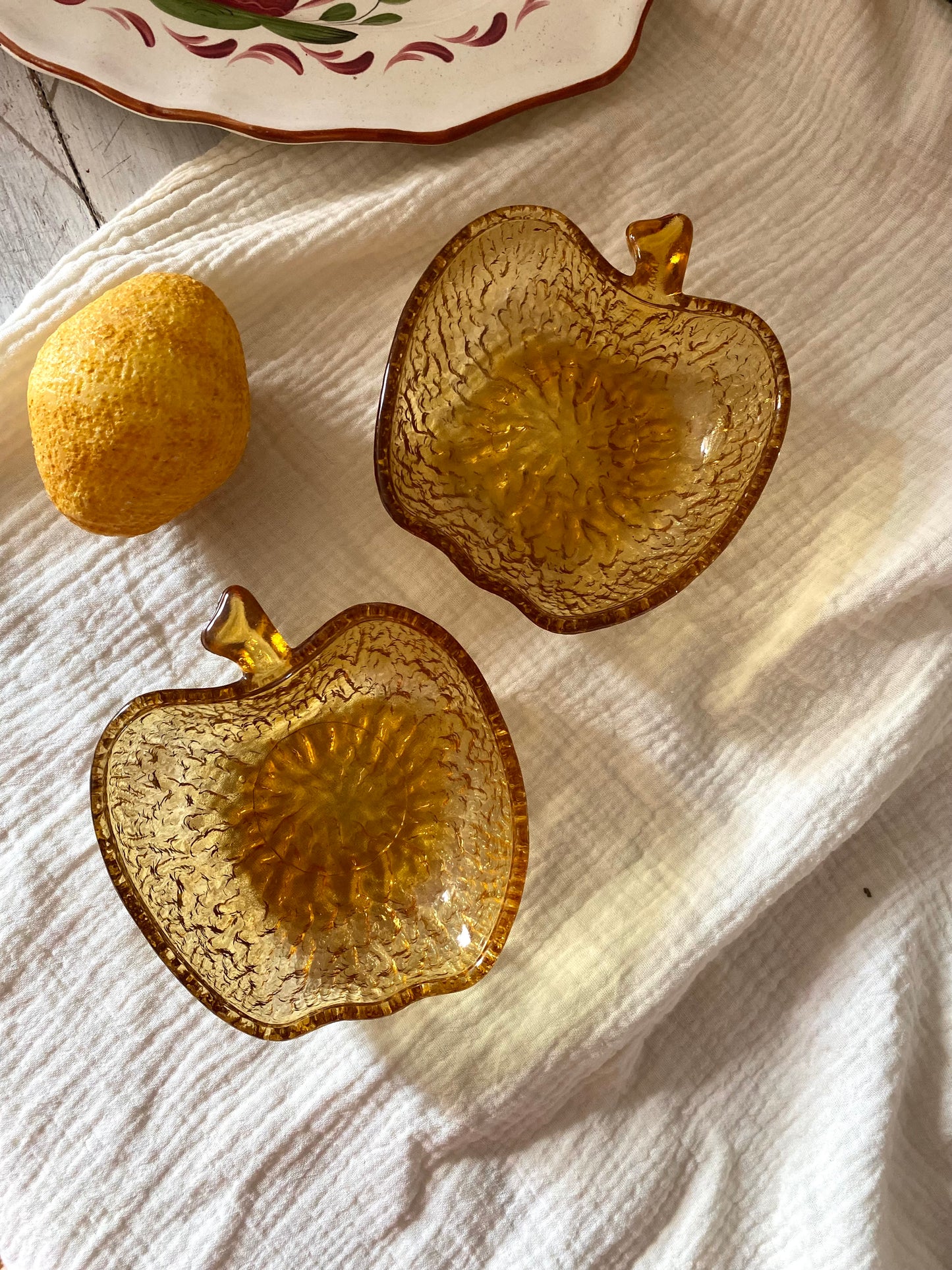 Duo de coupelles pomme en verre pressé ambré, vintage années 60-70