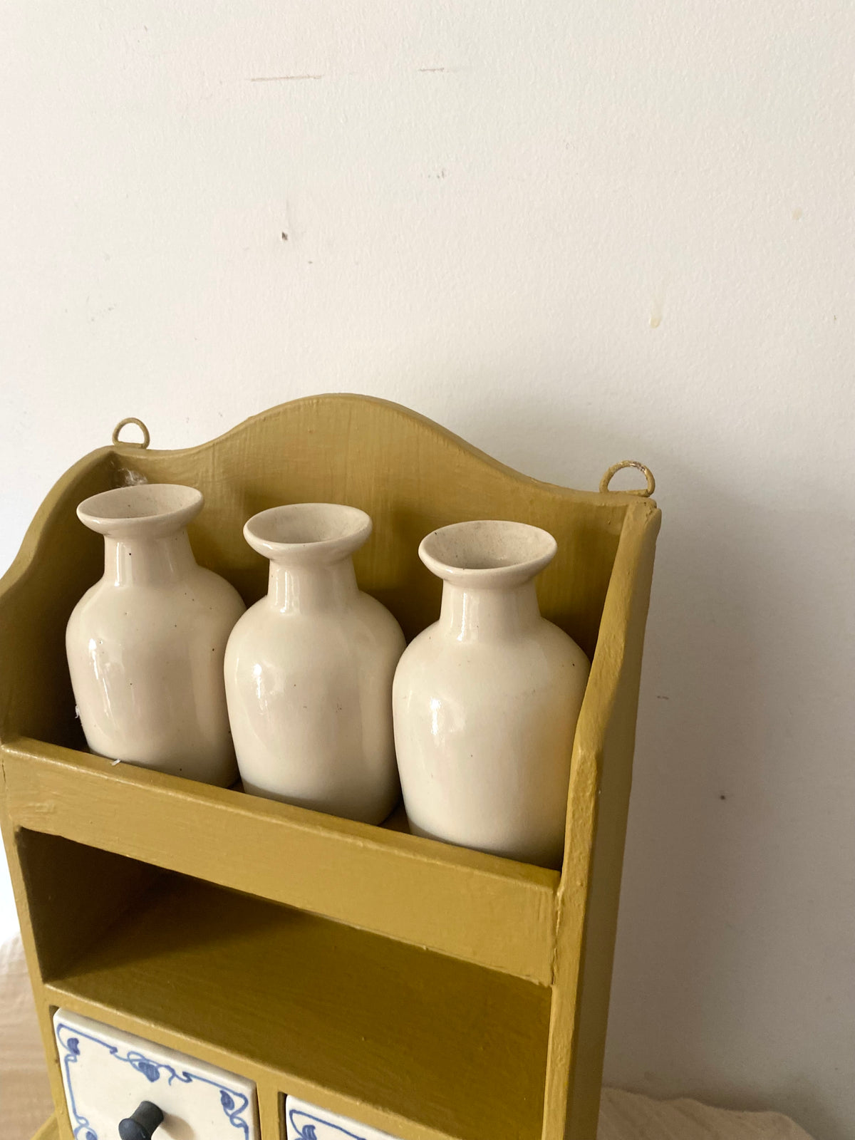 Petite étagère à épices repeinte, tiroirs en céramique peints main
