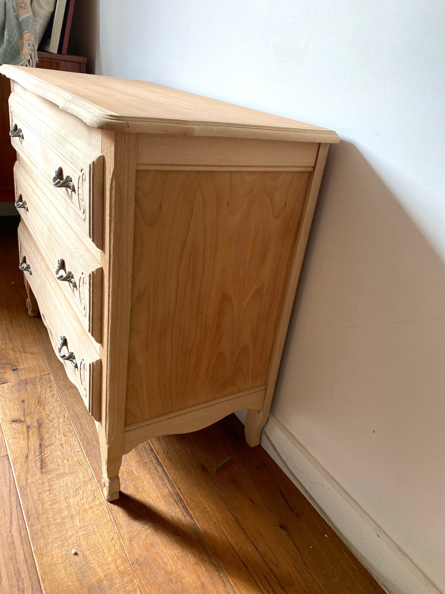 Commode de style à trois tiroirs en bois ancien rénové