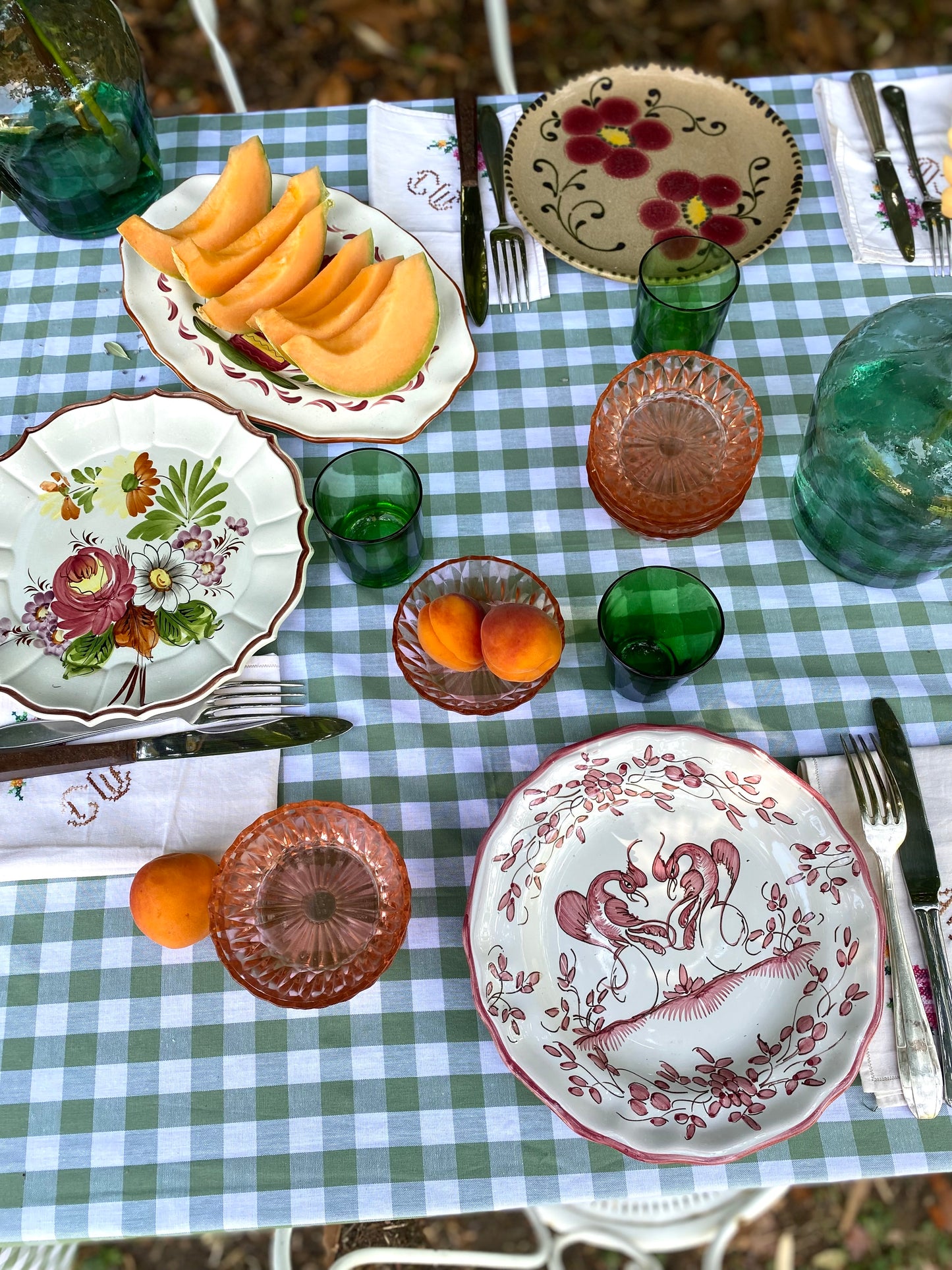 Exceptionnel ensemble de 15 grandes assiettes dépareillées