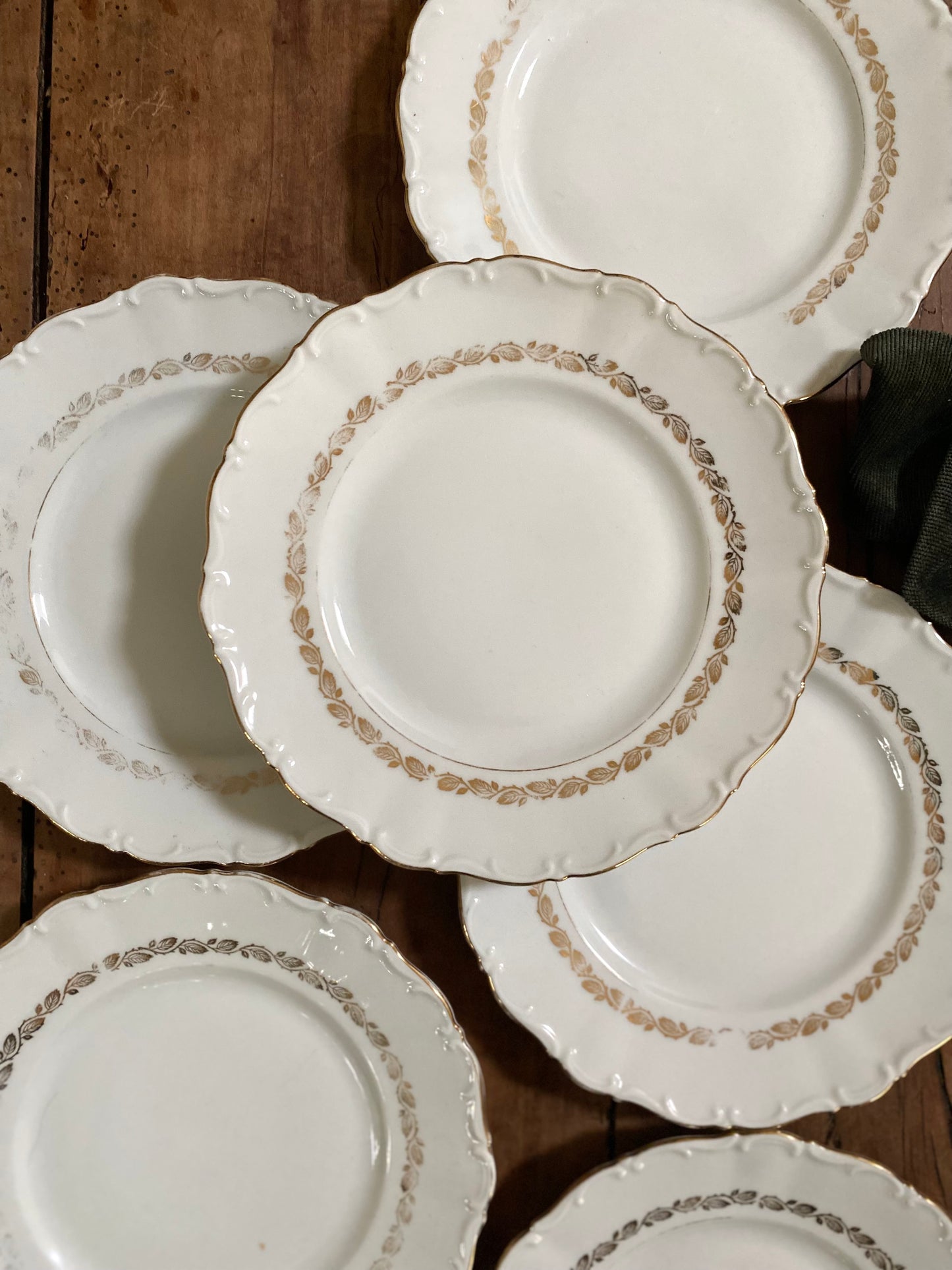 Assiettes à dessert en faïence ancienne