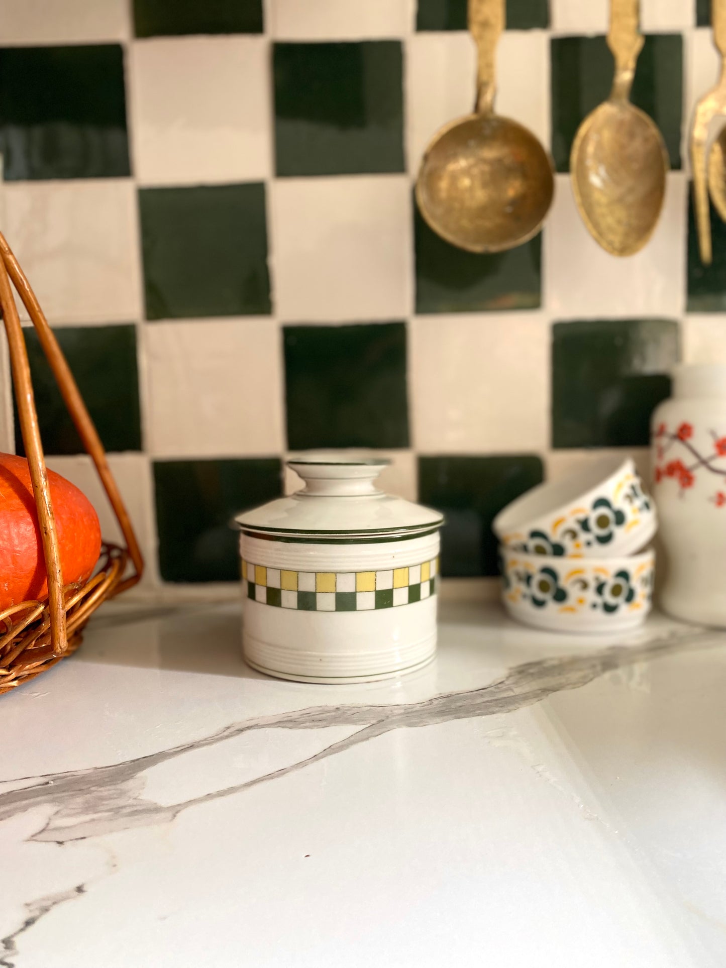 Pot en faïence ancienne