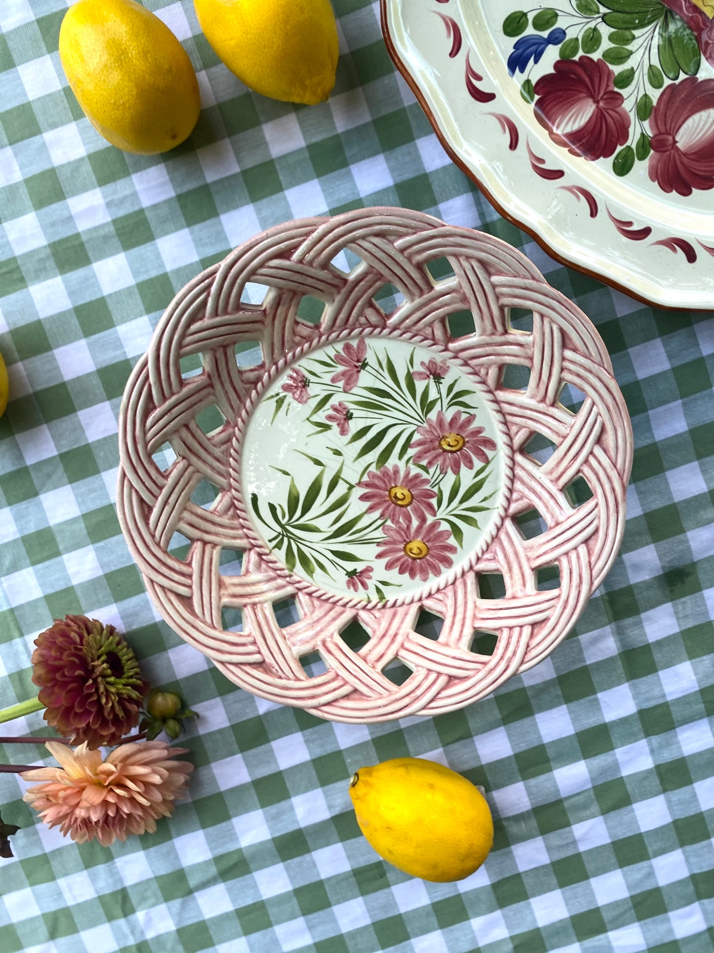 Duo de plats en faïence peinte à la main, motifs floraux